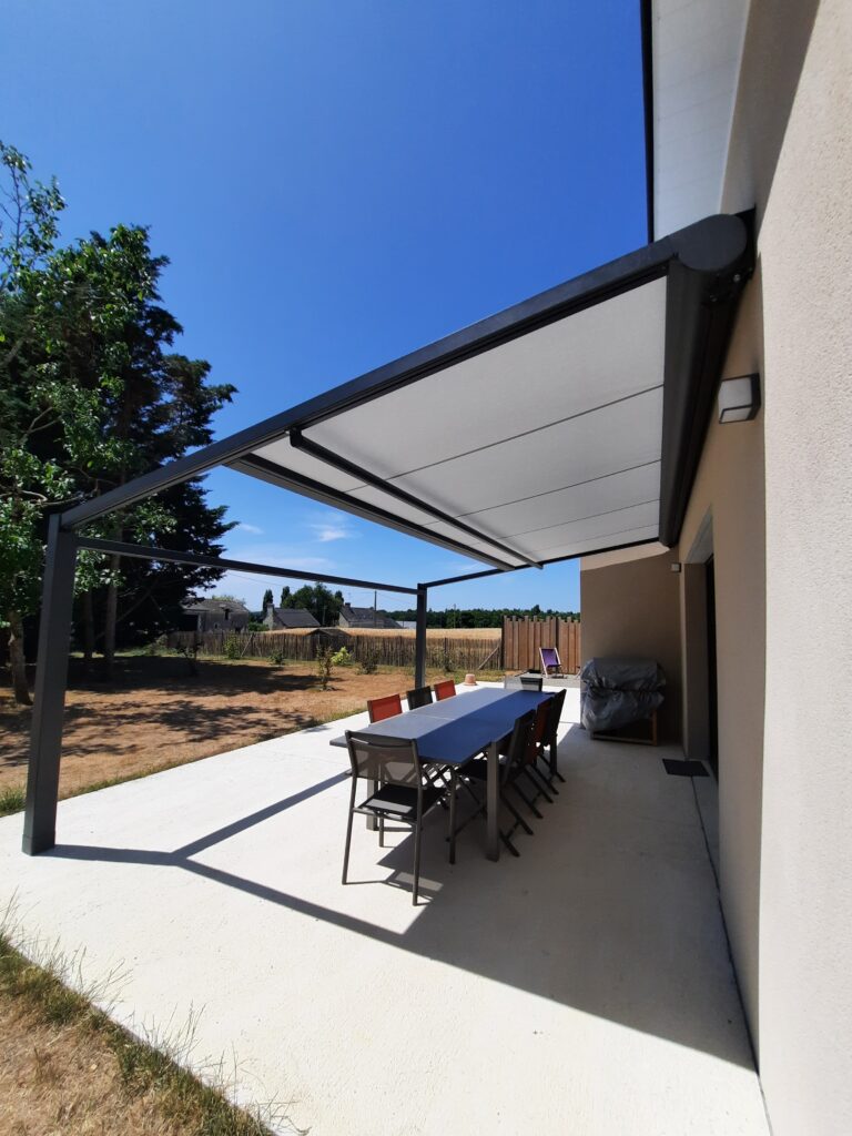 Pergola toile vue de côté à Brissac Quincé près d'Angers