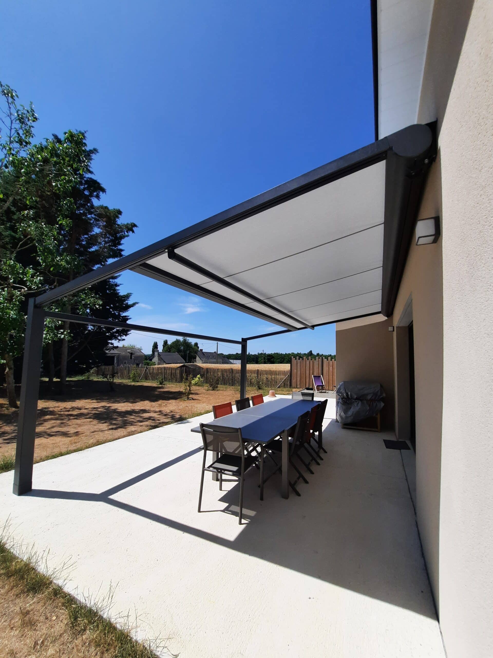 Pergola toile vue de côté à Brissac Quincé près d'Angers
