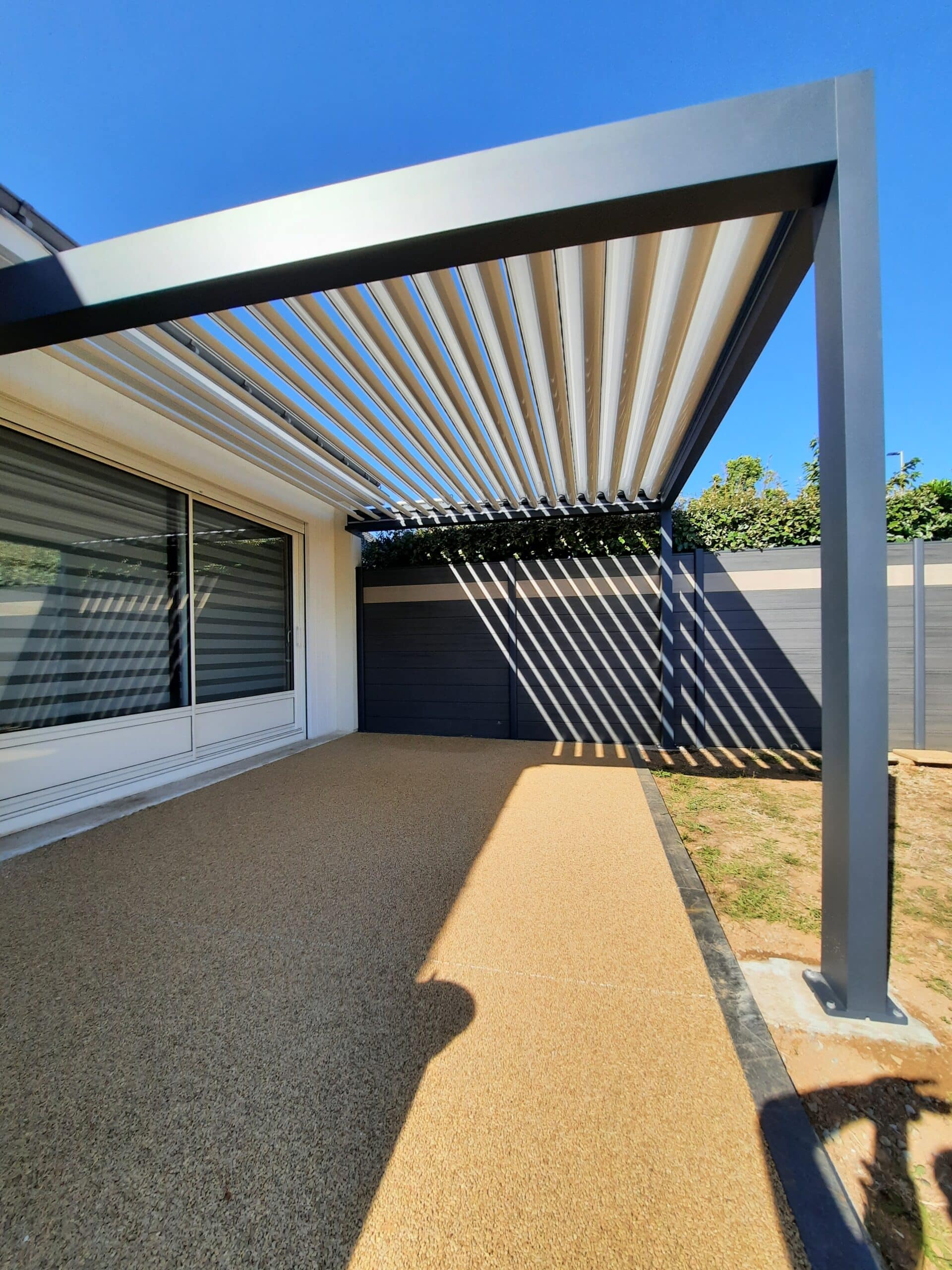 Lames orientables pergola solaire à Avrillé.