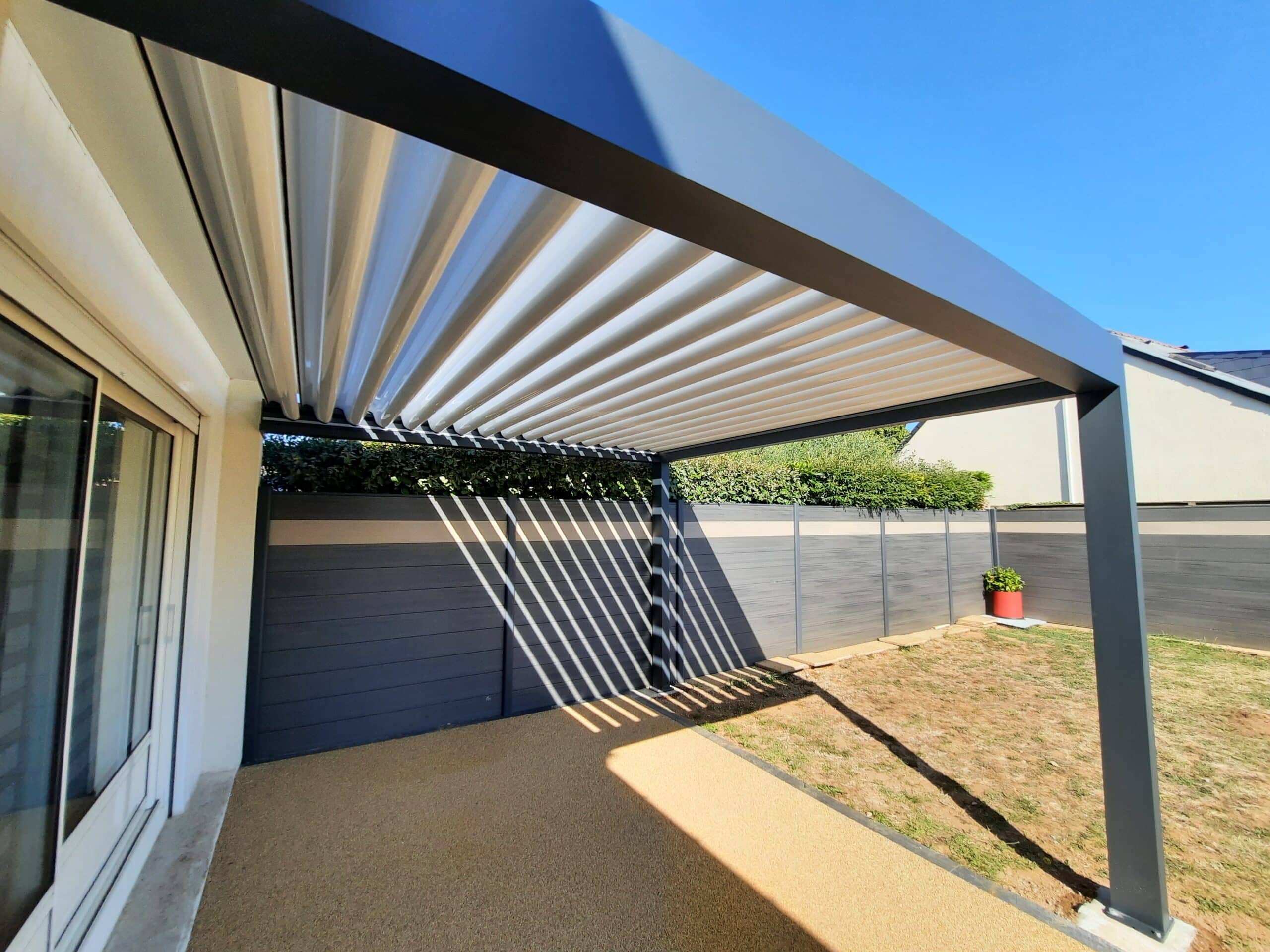 Pergola bioclimatique autonome vue extérieure près d'Angers