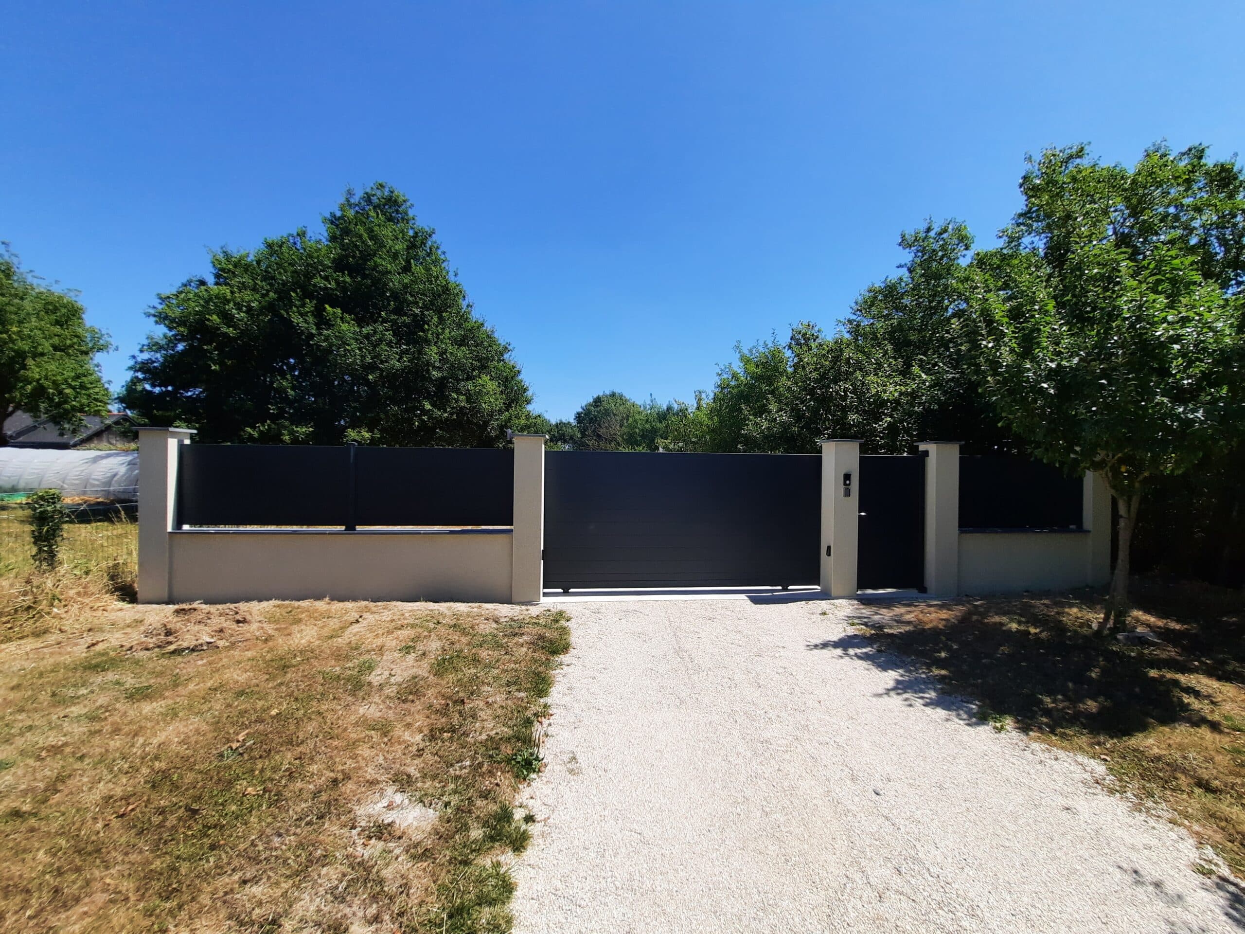 Portail coulissant aluminium gris anthracite à Savennières près d’Angers