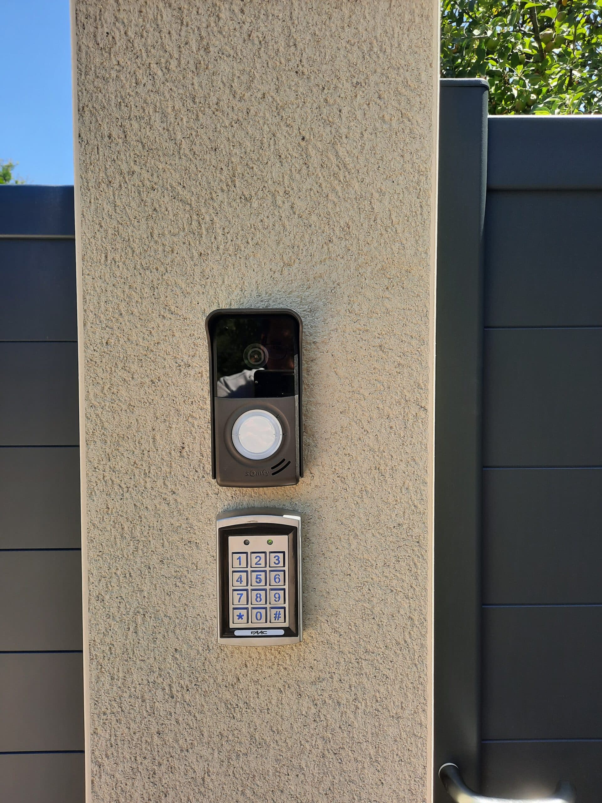 Visiophone et digicode sur portail coulissant à Savennières près d’Angers