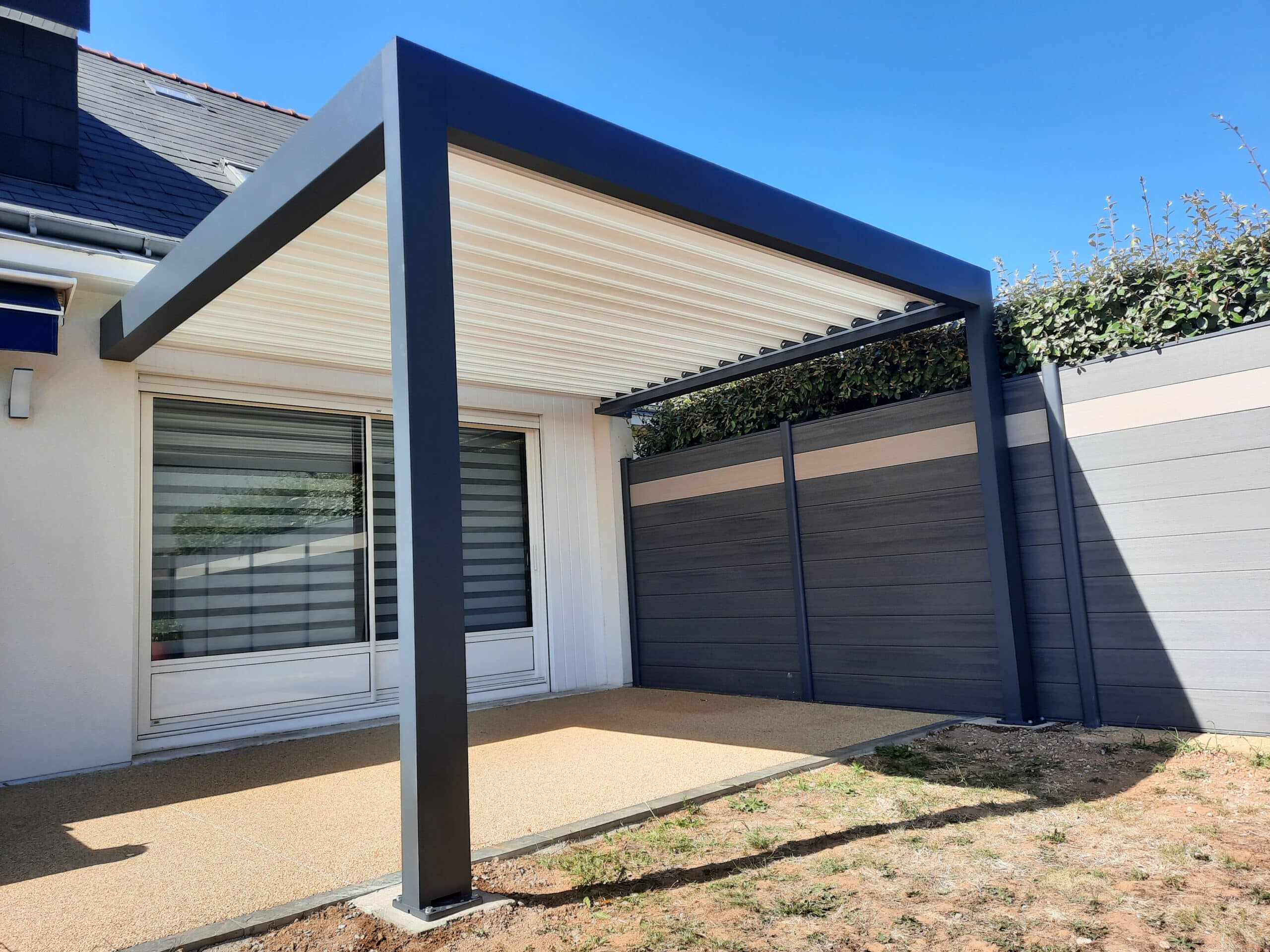 Lames orientables pergola solaire à Avrillé.