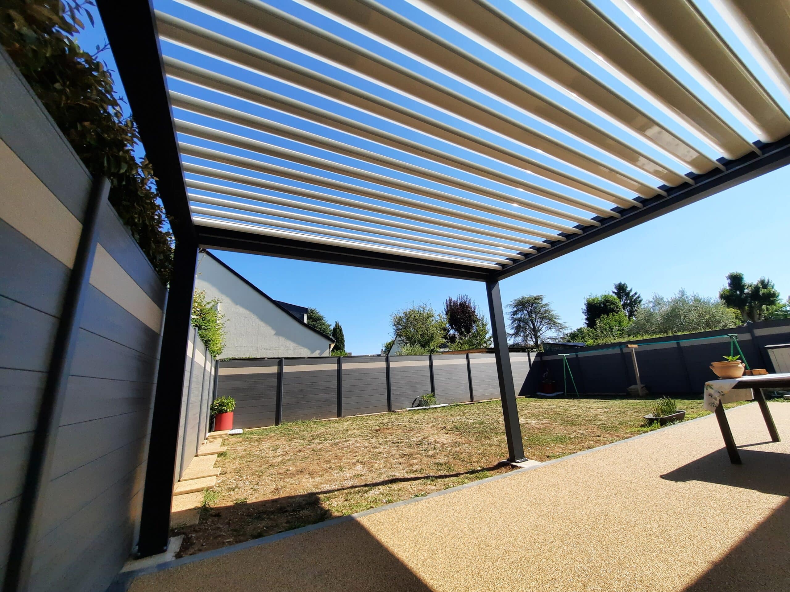 Pergola bioclimatique autonome à Avrillé près d’Angers.