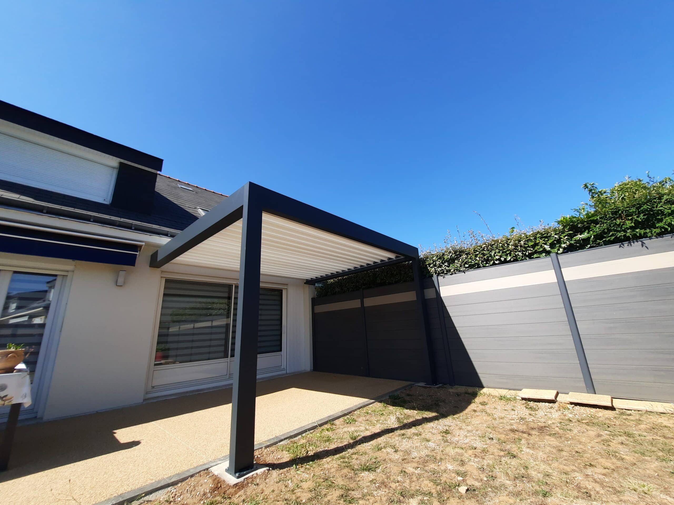 Pergola bioclimatique autonome vue extérieure à Avrillé.