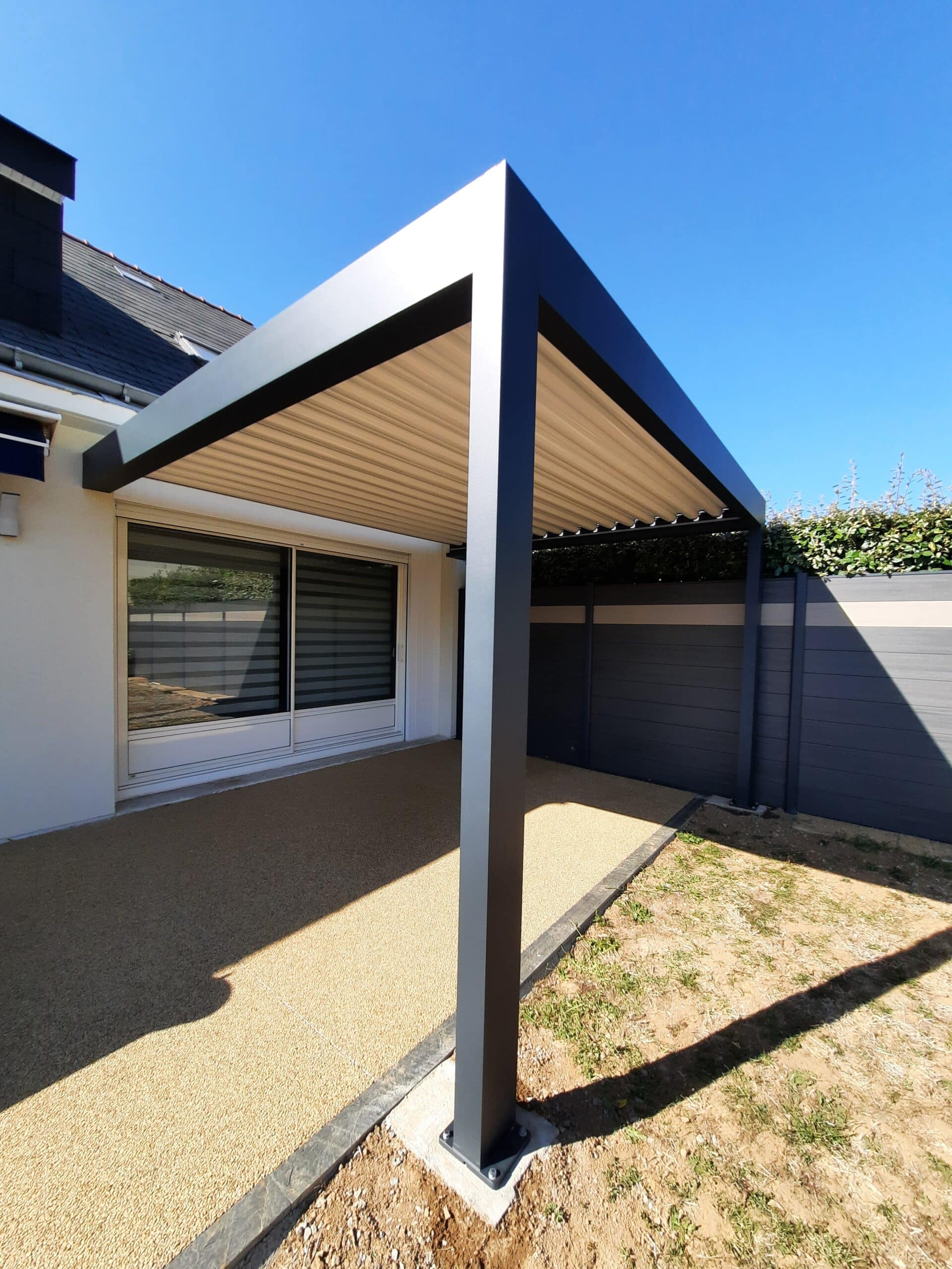 Pergola bioclimatique aluminium gris anthracite à Avrillé.