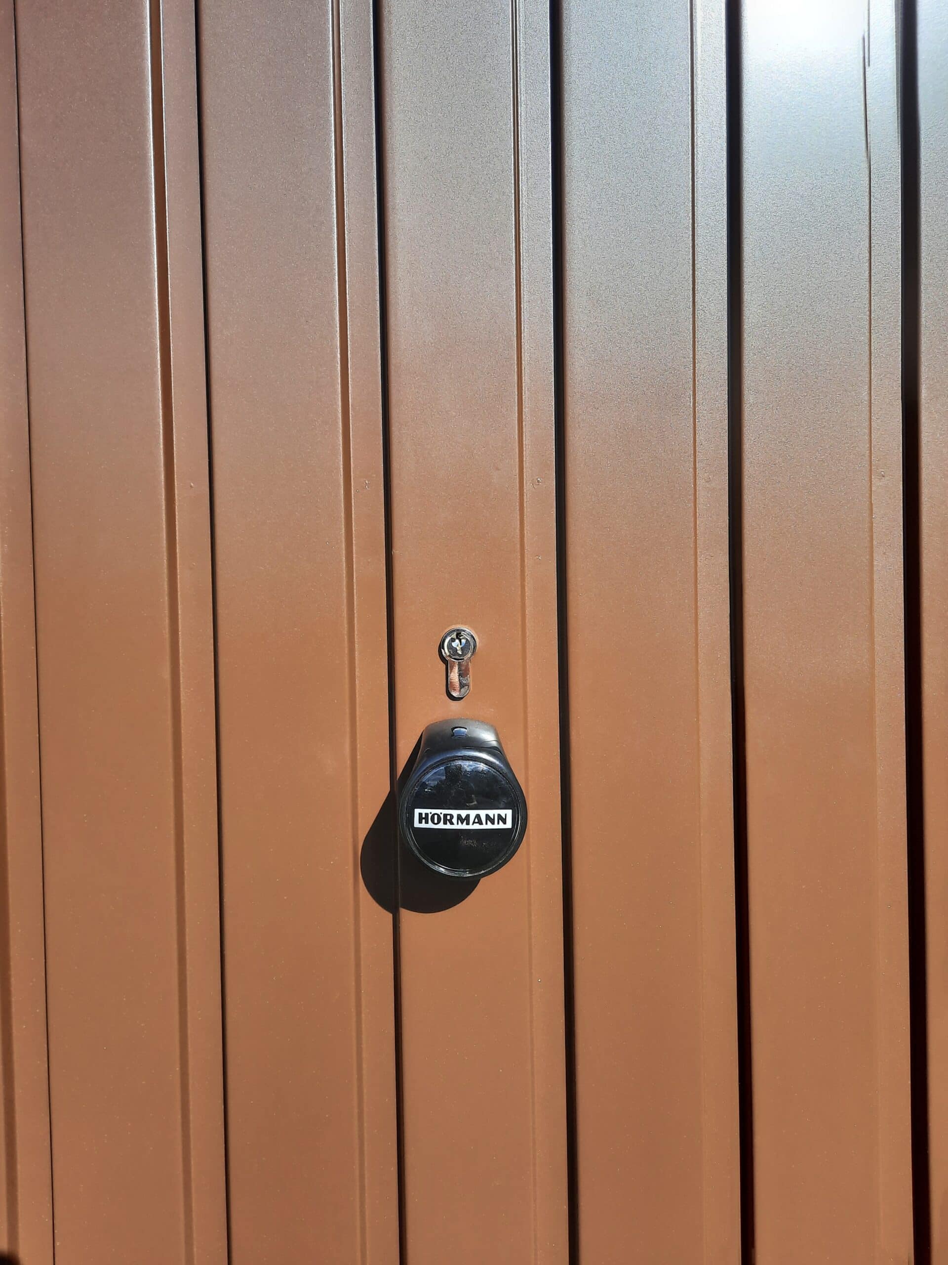 Poignée avec serrure d’une porte de garage basculante à Angers