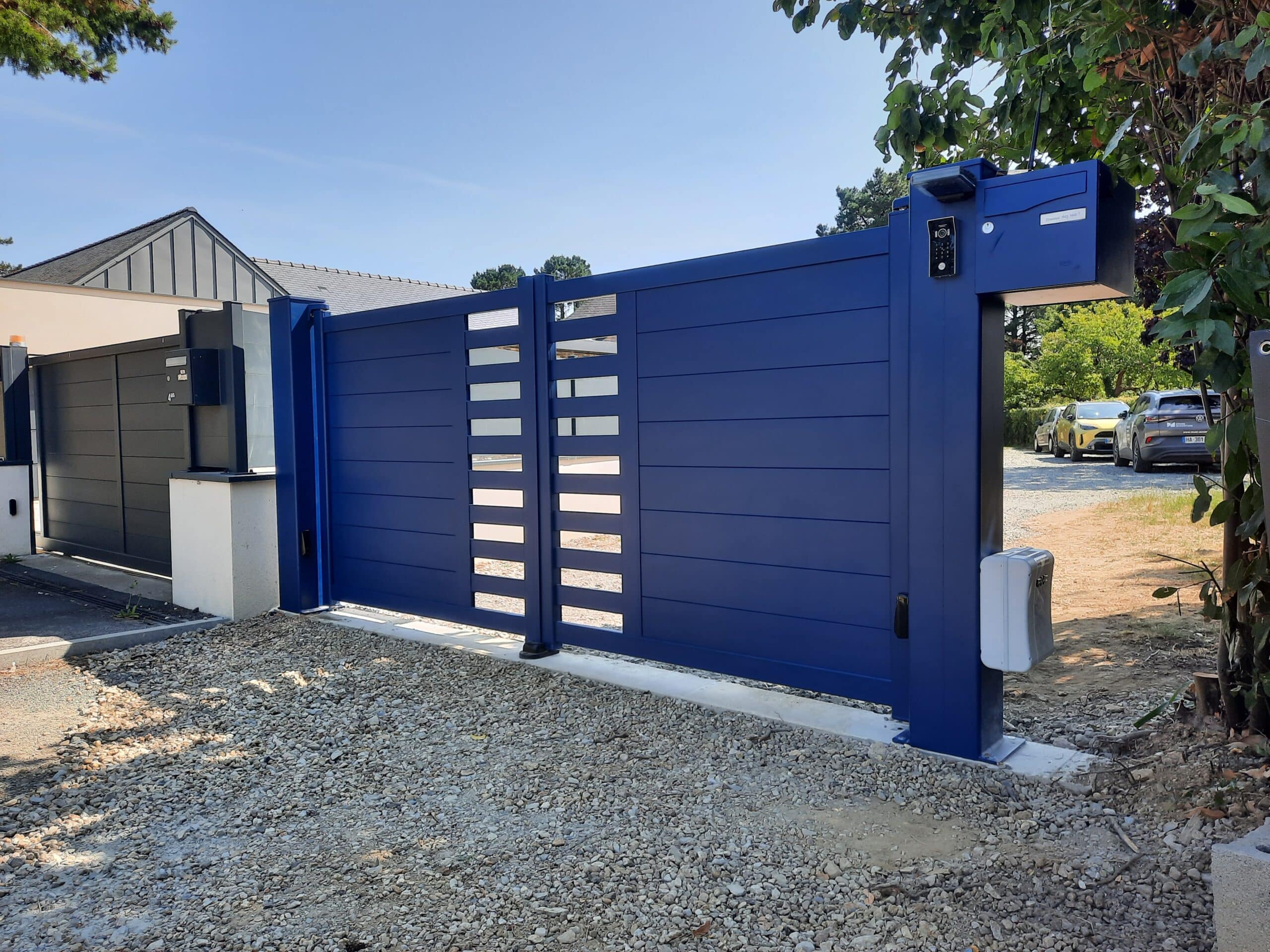 Portail battant aluminium bleu RAL 5003 à Avrillé vu de l’extérieur.