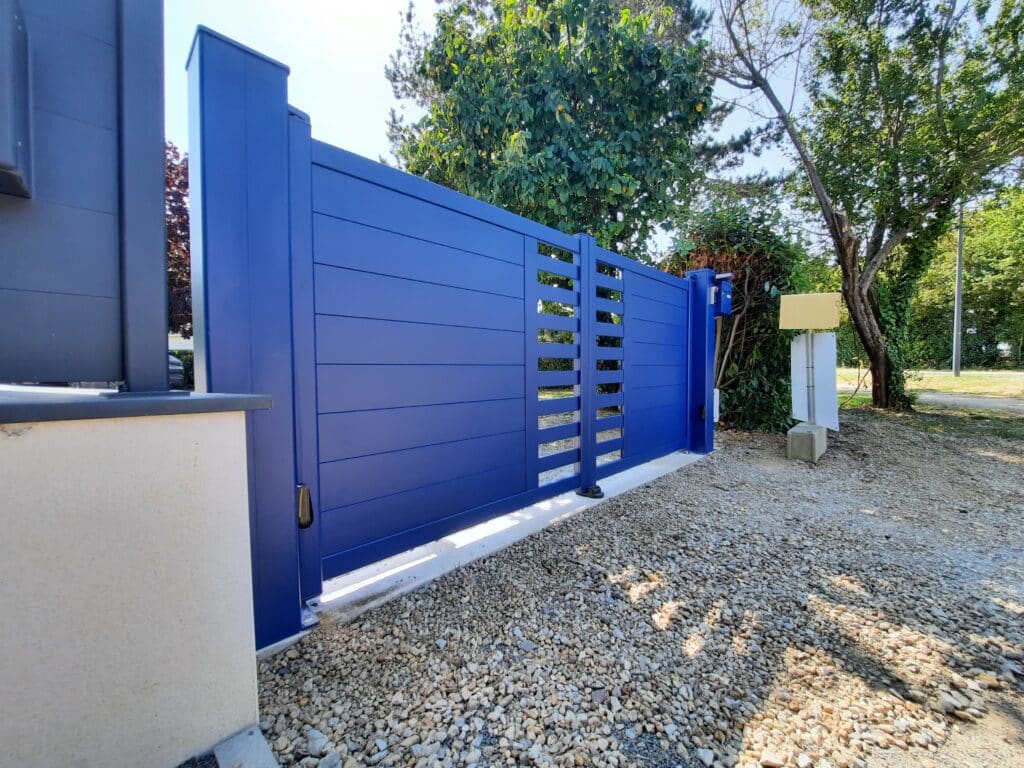 Portail battant aluminium bleu RAL 5003 à Avrillé vu de l’extérieur.