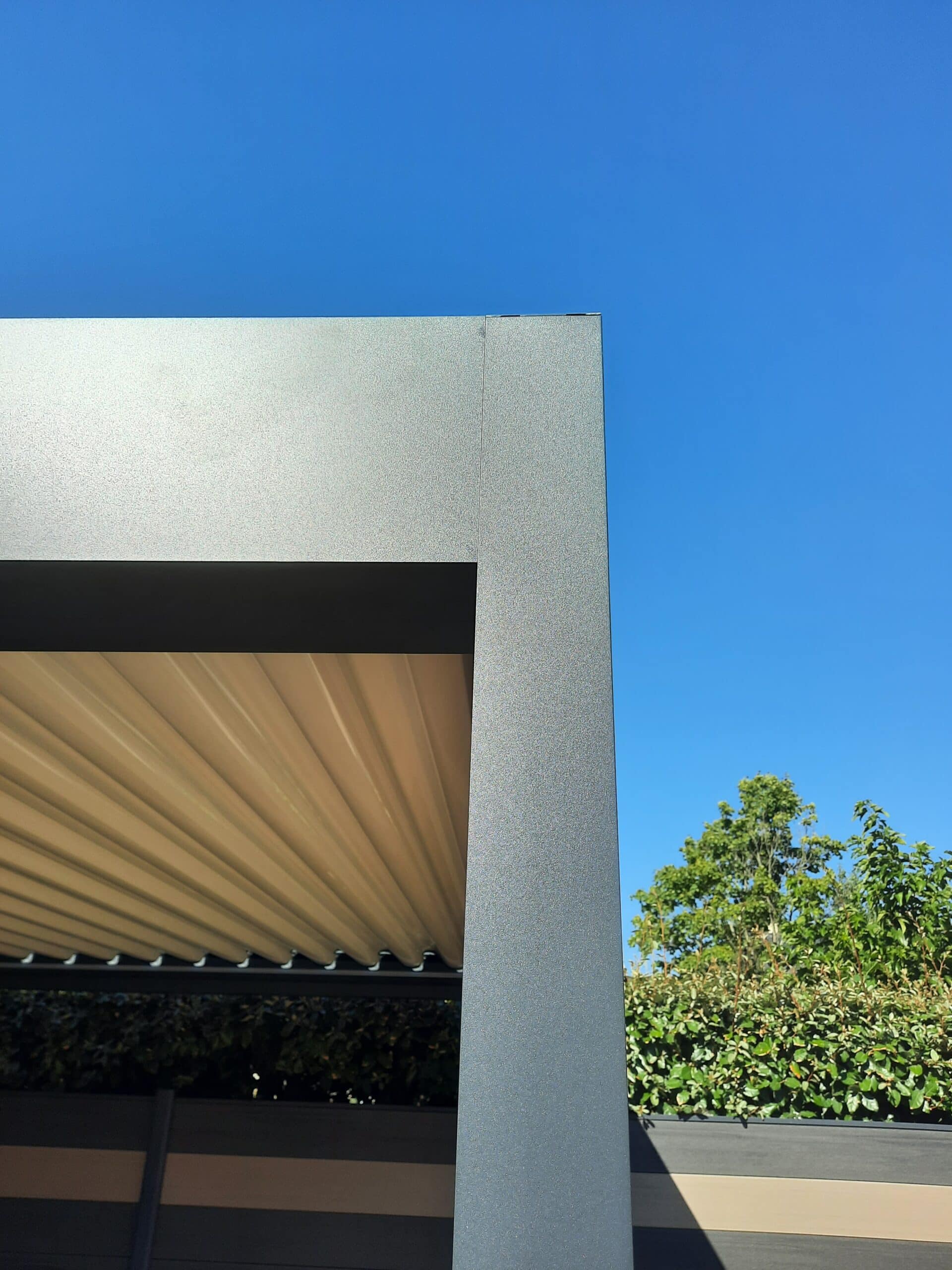 Détail poteau aluminium pergola bioclimatique à Avrillé.