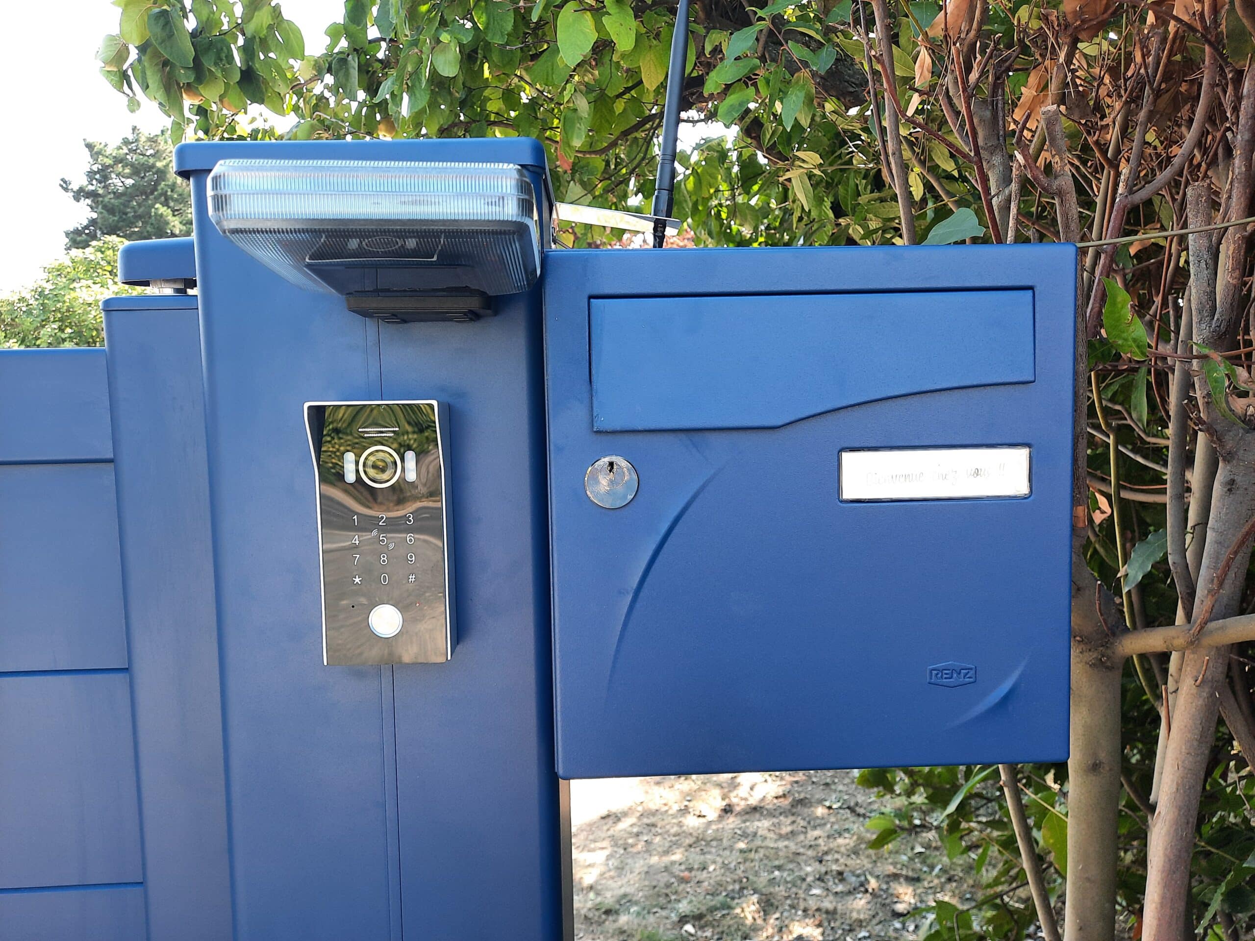 Boîte aux lettres intégrée dans portail aluminium à Avrillé.