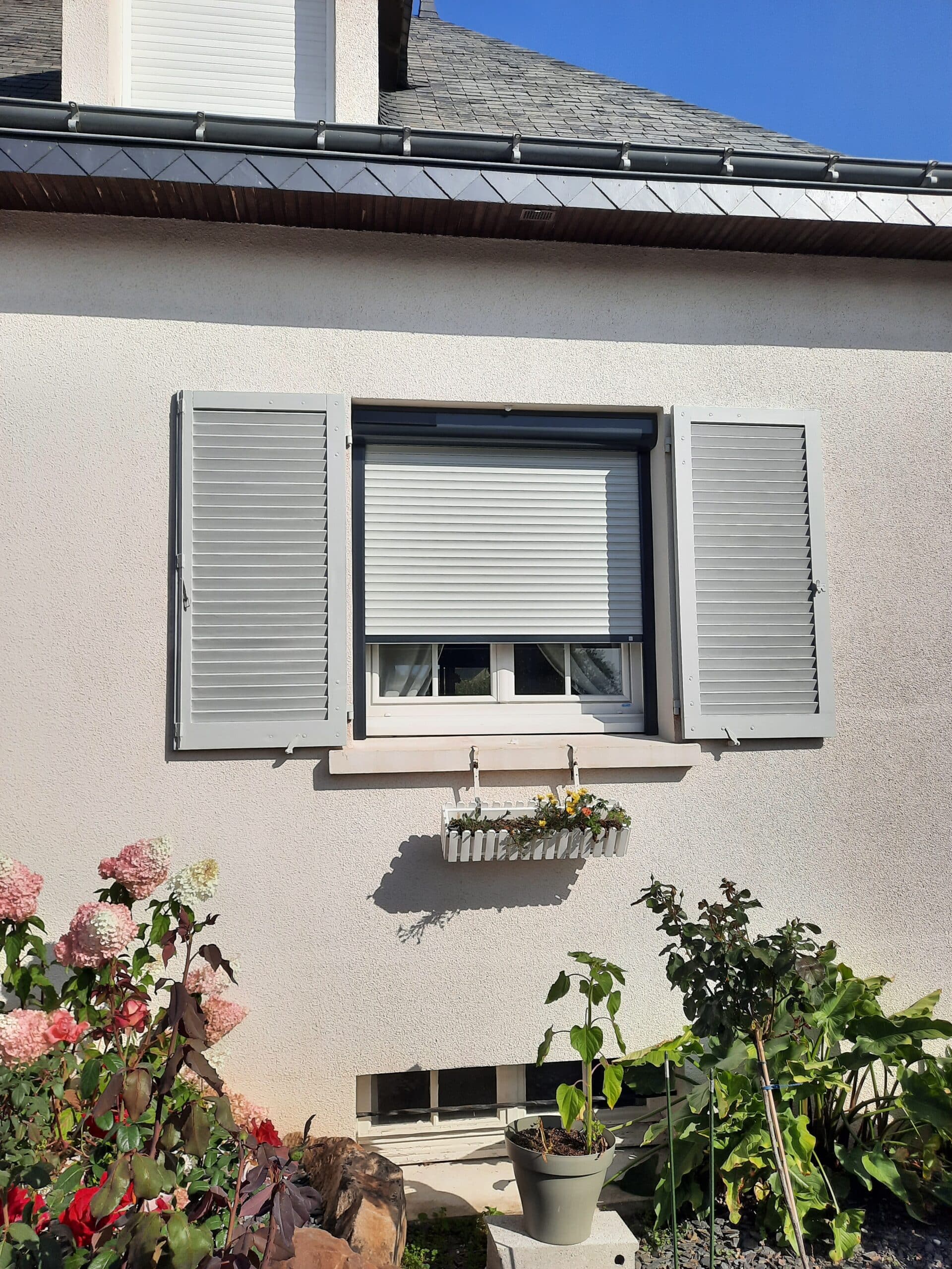 Volet roulant solaire gris anthracite et blanc près d’Angers