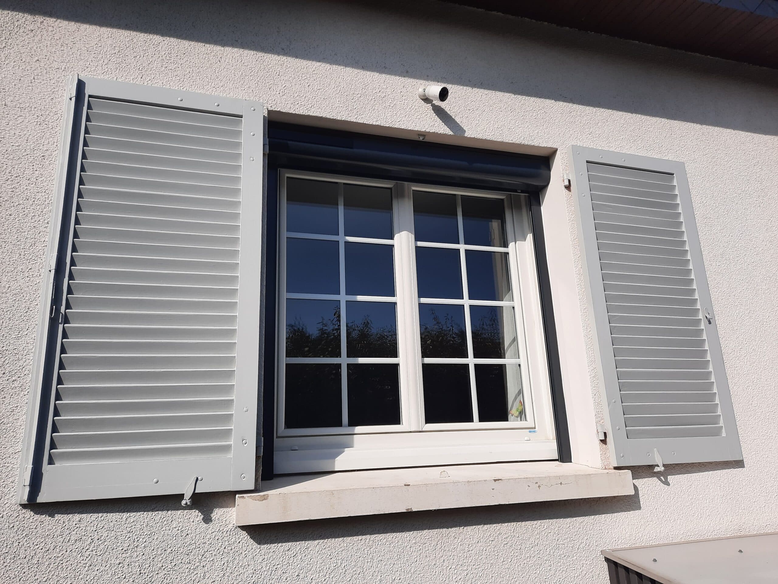 Volet roulant solaire aluminium blanc et gris anthracite à Vern d’Anjou