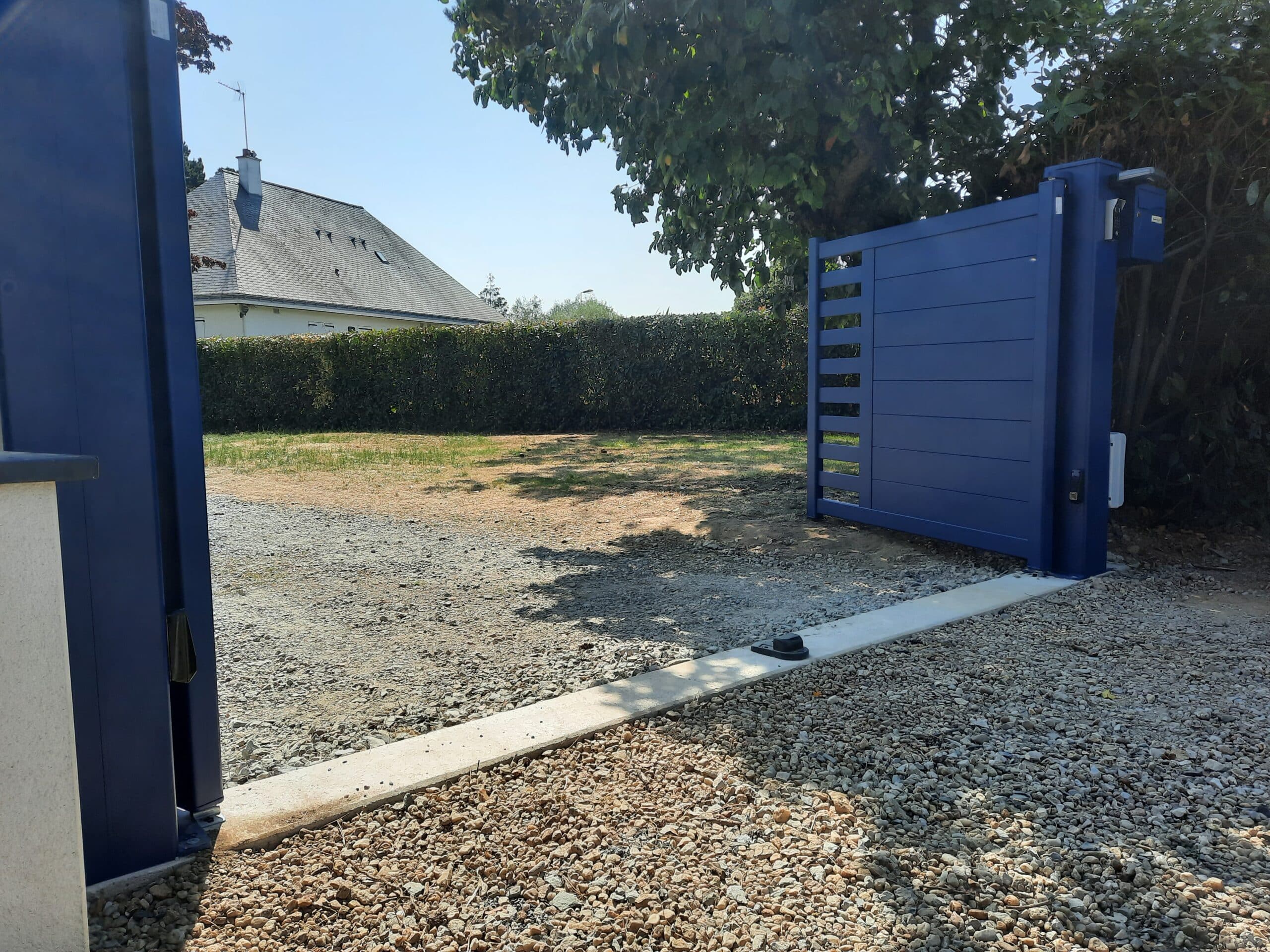 Portail battant aluminium bleu RAL 5003 à Avrillé vu de l’extérieur.
