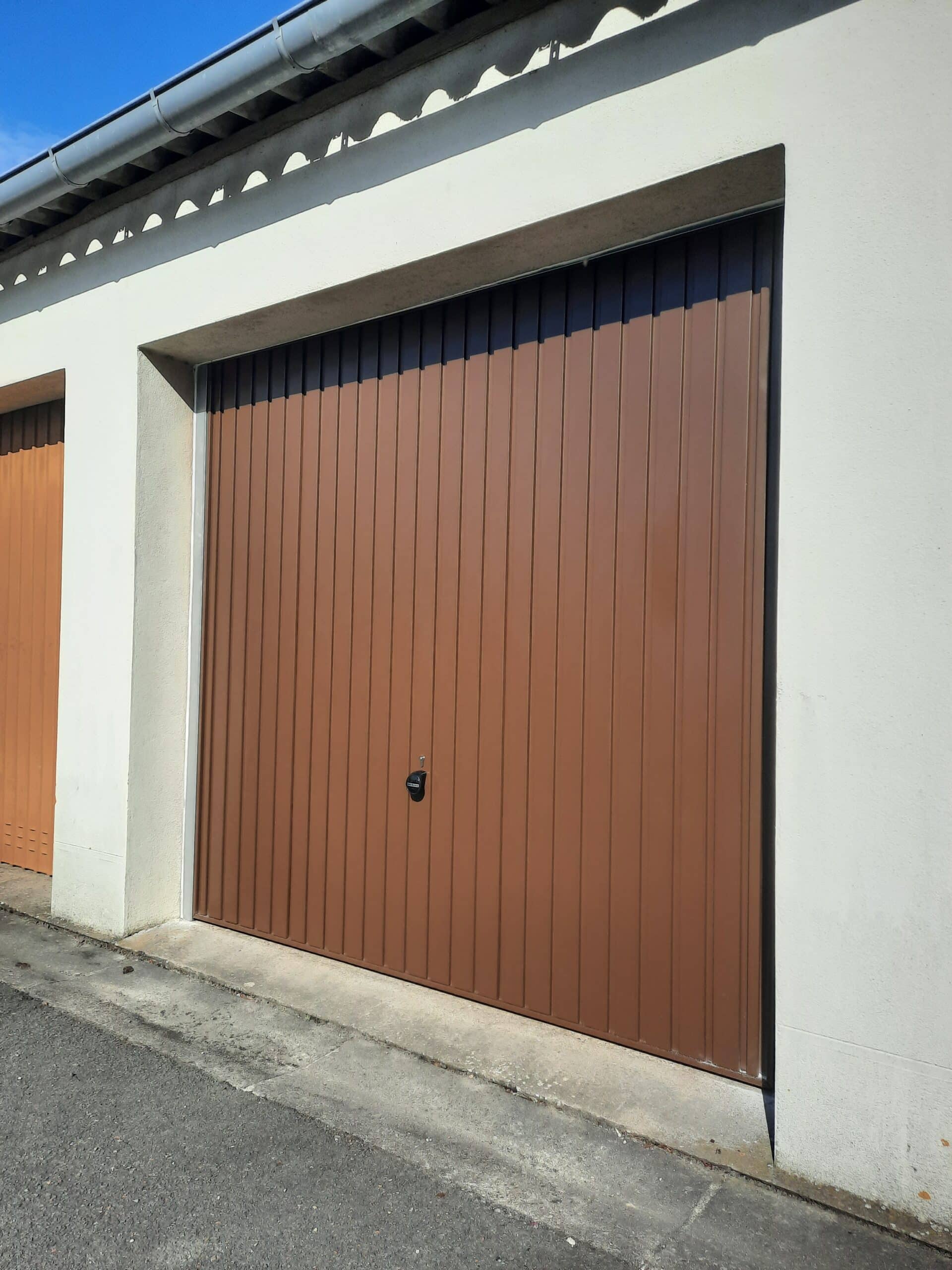 Porte de garage basculante en acier brun à Angers.