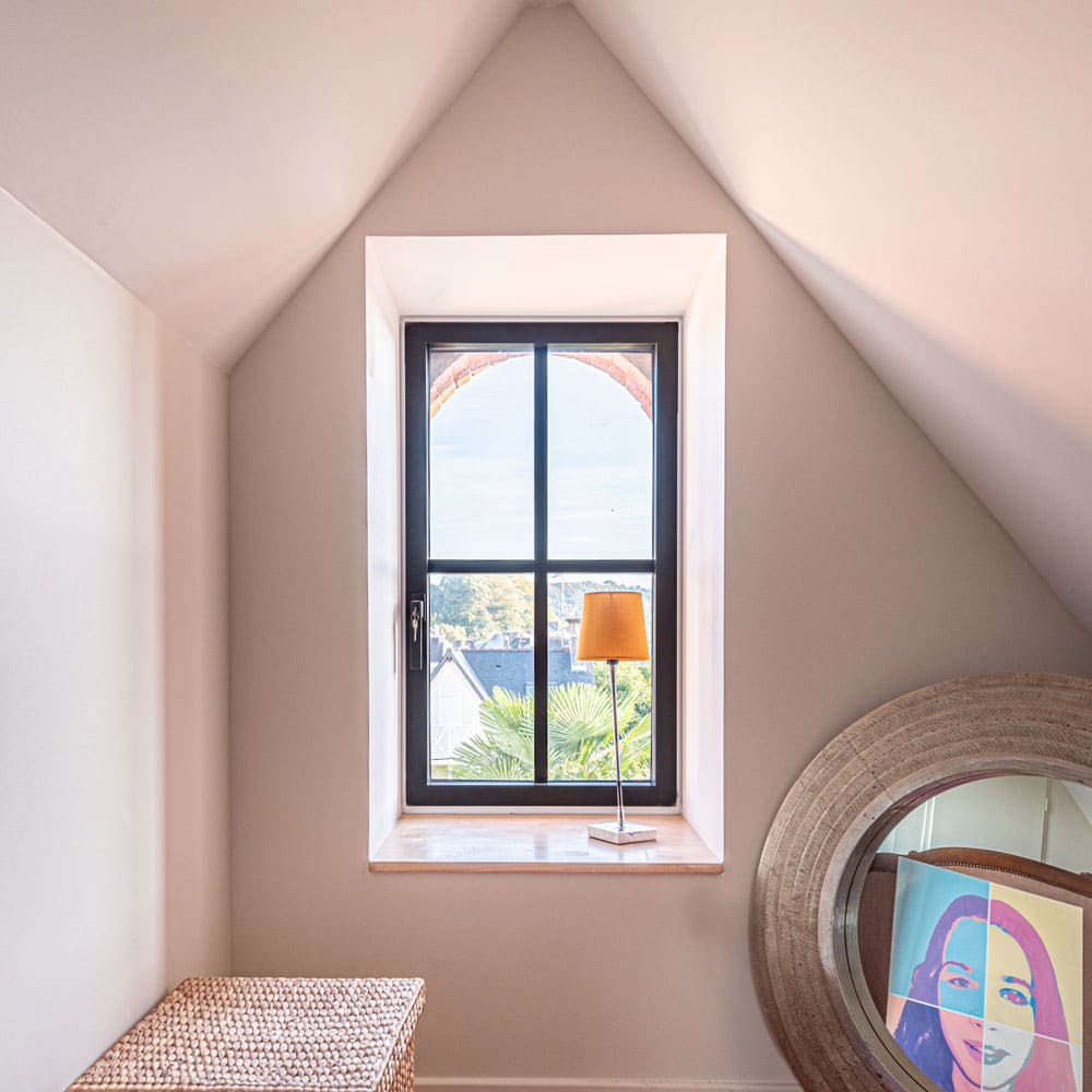 Fenêtre aluminium avec petits bois dans une chambre sous combles à Angers