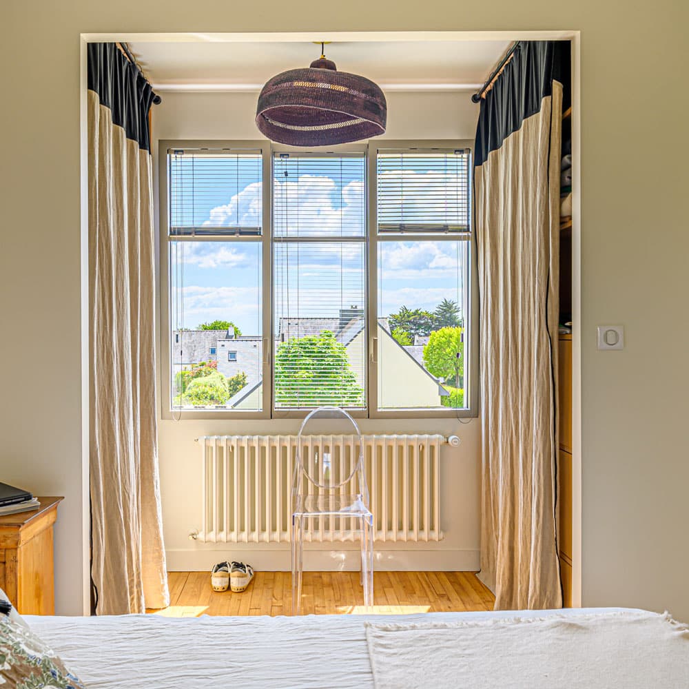 Fenêtre aluminium avec vue extérieure dans une maison à Angers