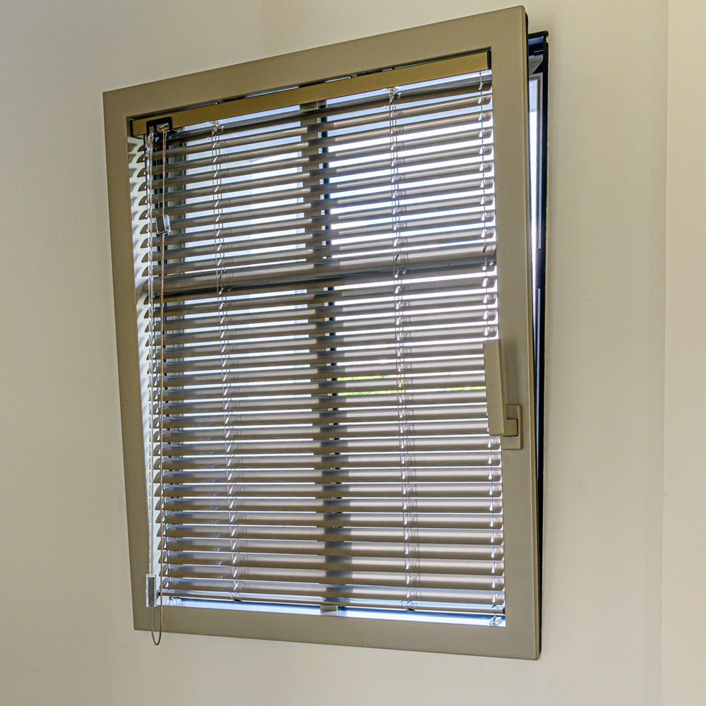 Fenêtre aluminium avec store vénitien intégré dans une maison à Angers