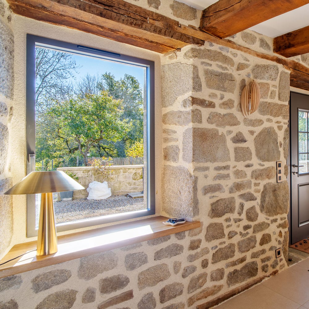 Fenêtre aluminium moderne sur maison traditionnelle en pierre à Avrillé.