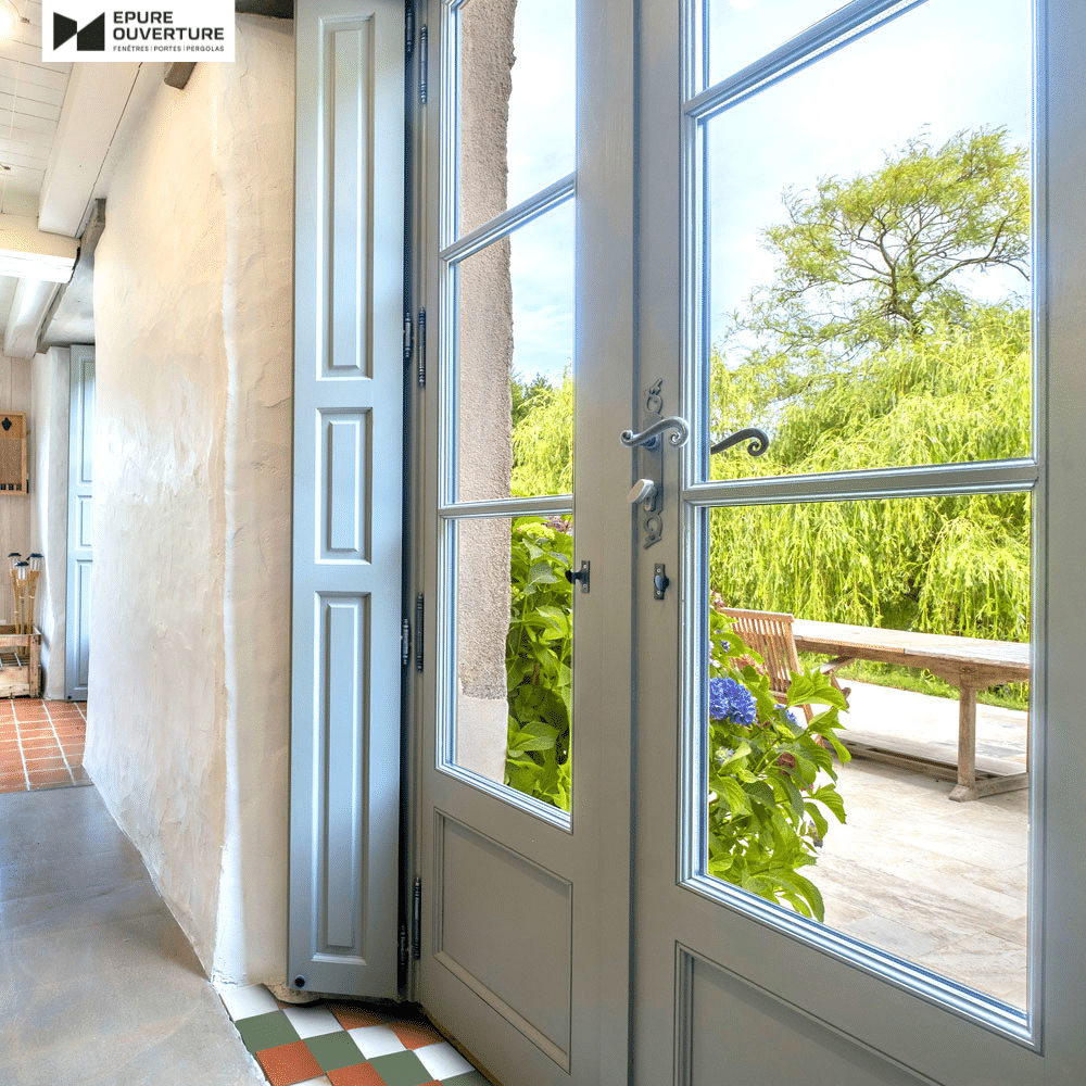 Porte-fenêtre bois avec volets intérieurs Angers.