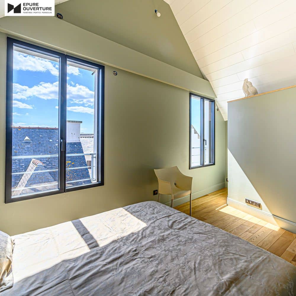 Fenêtres aluminium modernes dans une chambre rénovée à Angers.