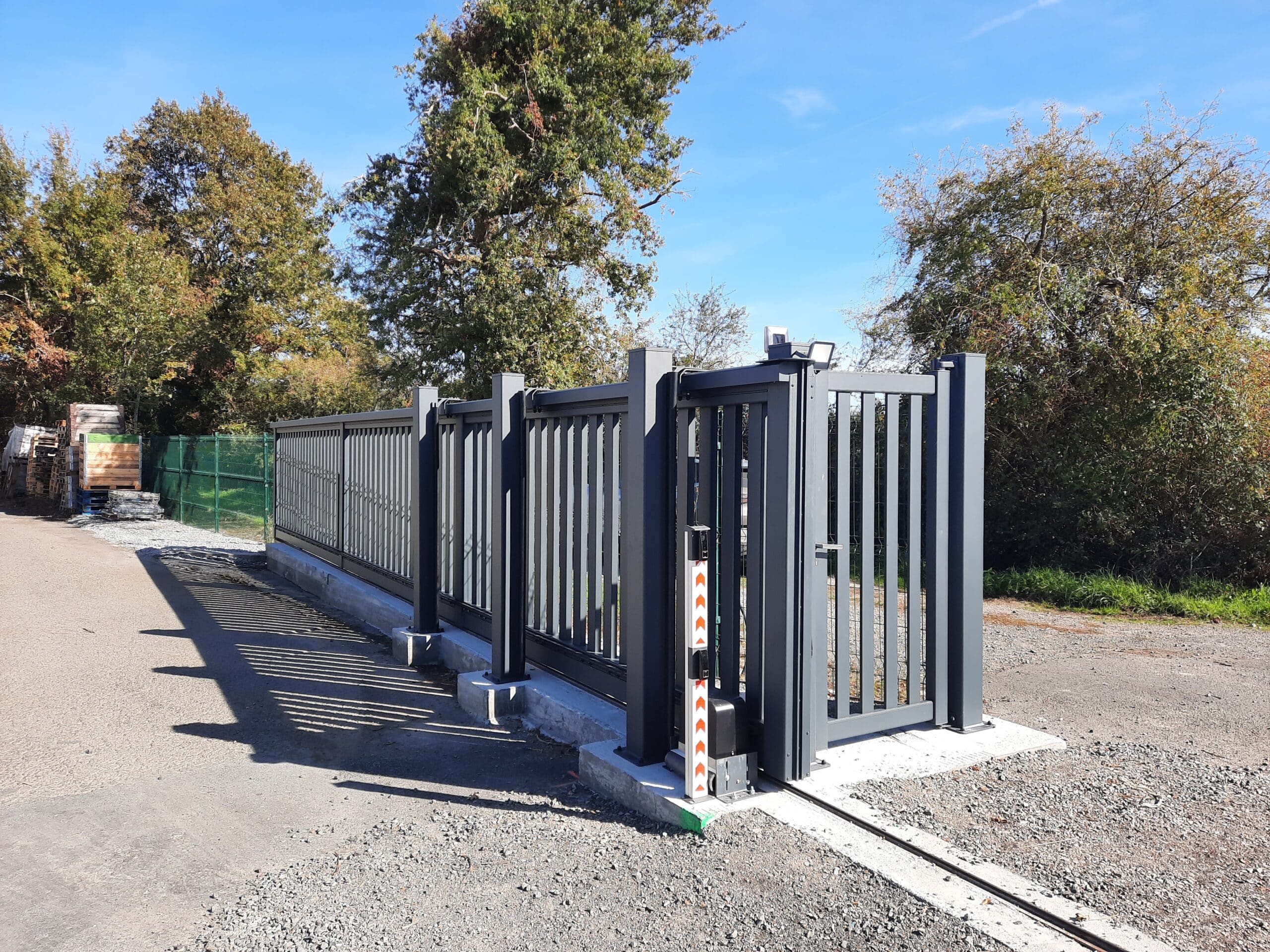 Portillon piéton intégré à portail industriel aluminium Segré