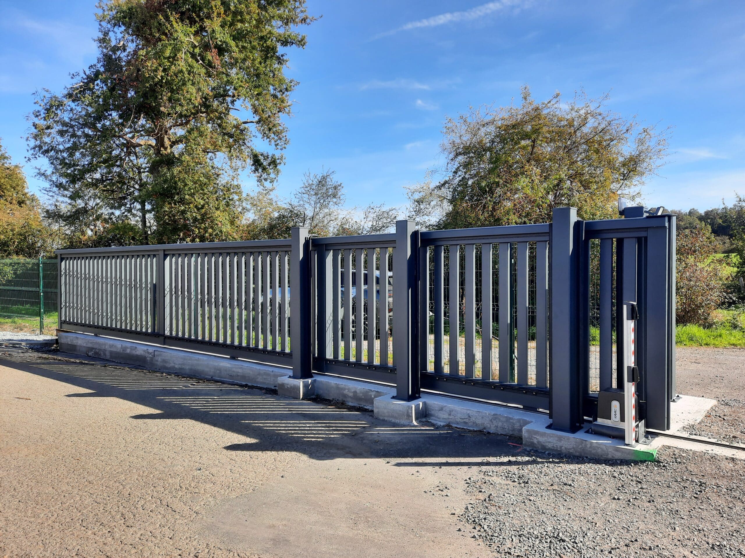 Portail industriel coulissant aluminium motorisé de très grande dimension à Segré Maine et Loire