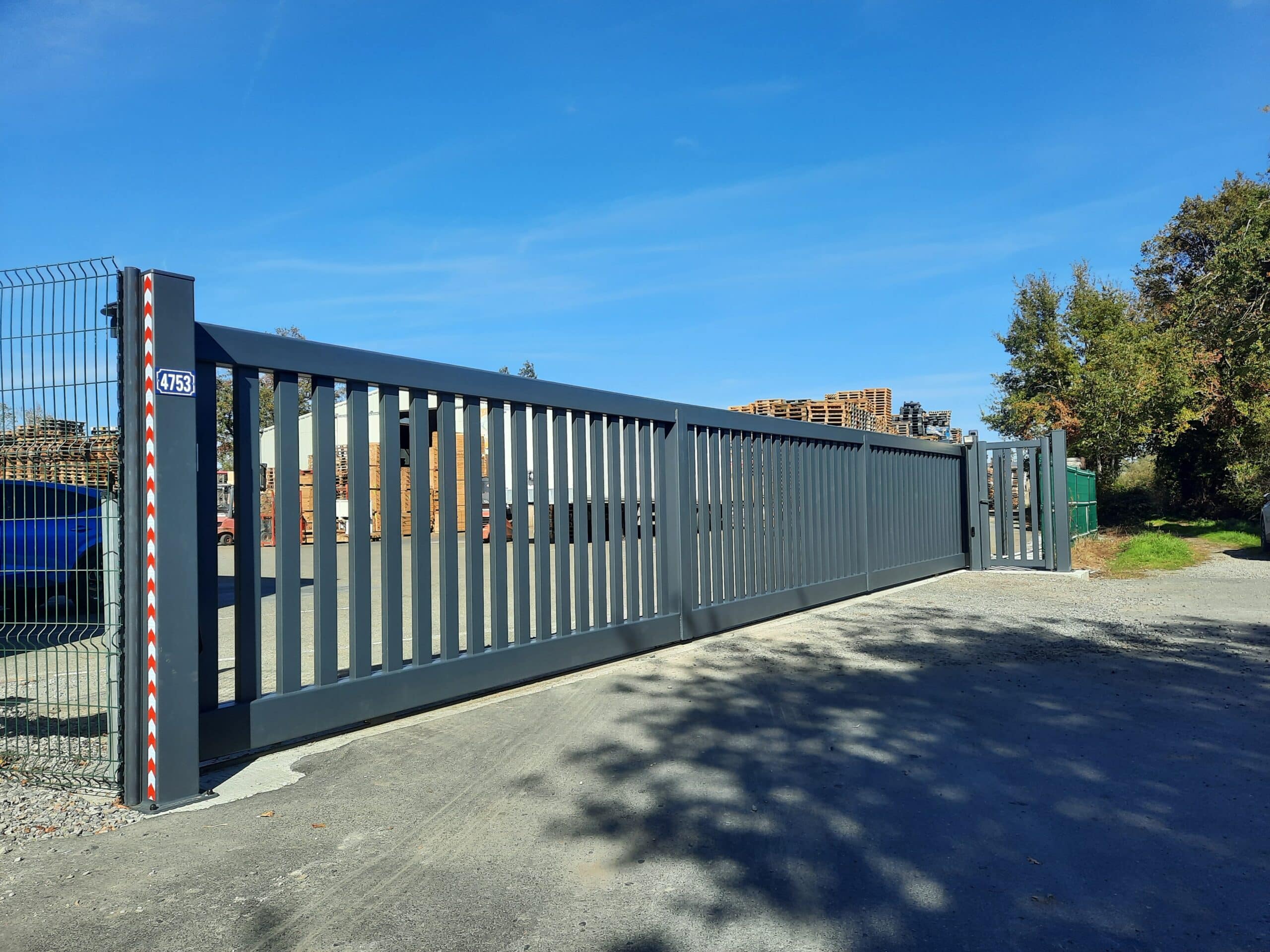 Portillon piéton intégré à portail industriel aluminium Segré