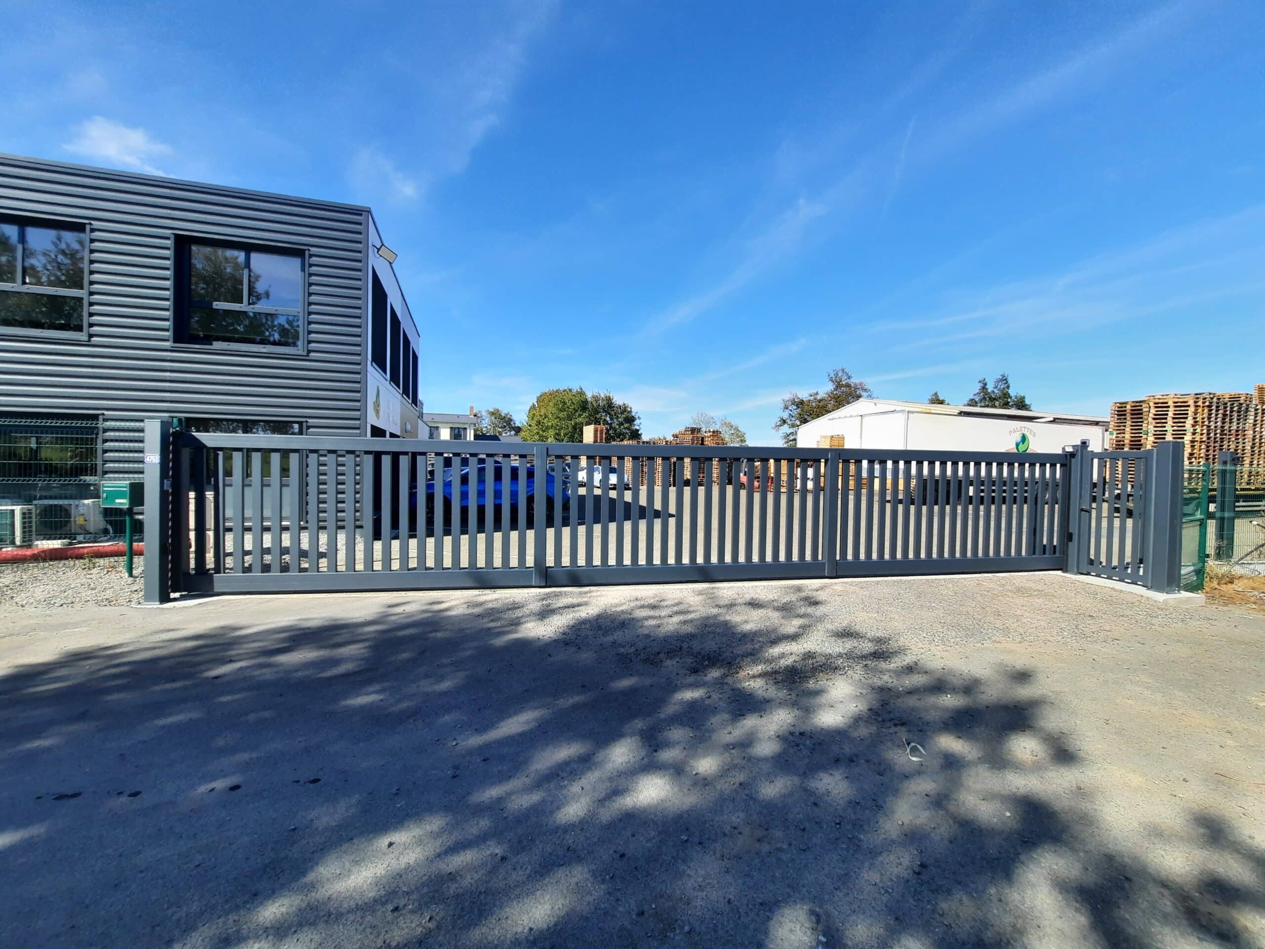 Portail industriel coulissant aluminium motorisé à Segré Maine et Loire