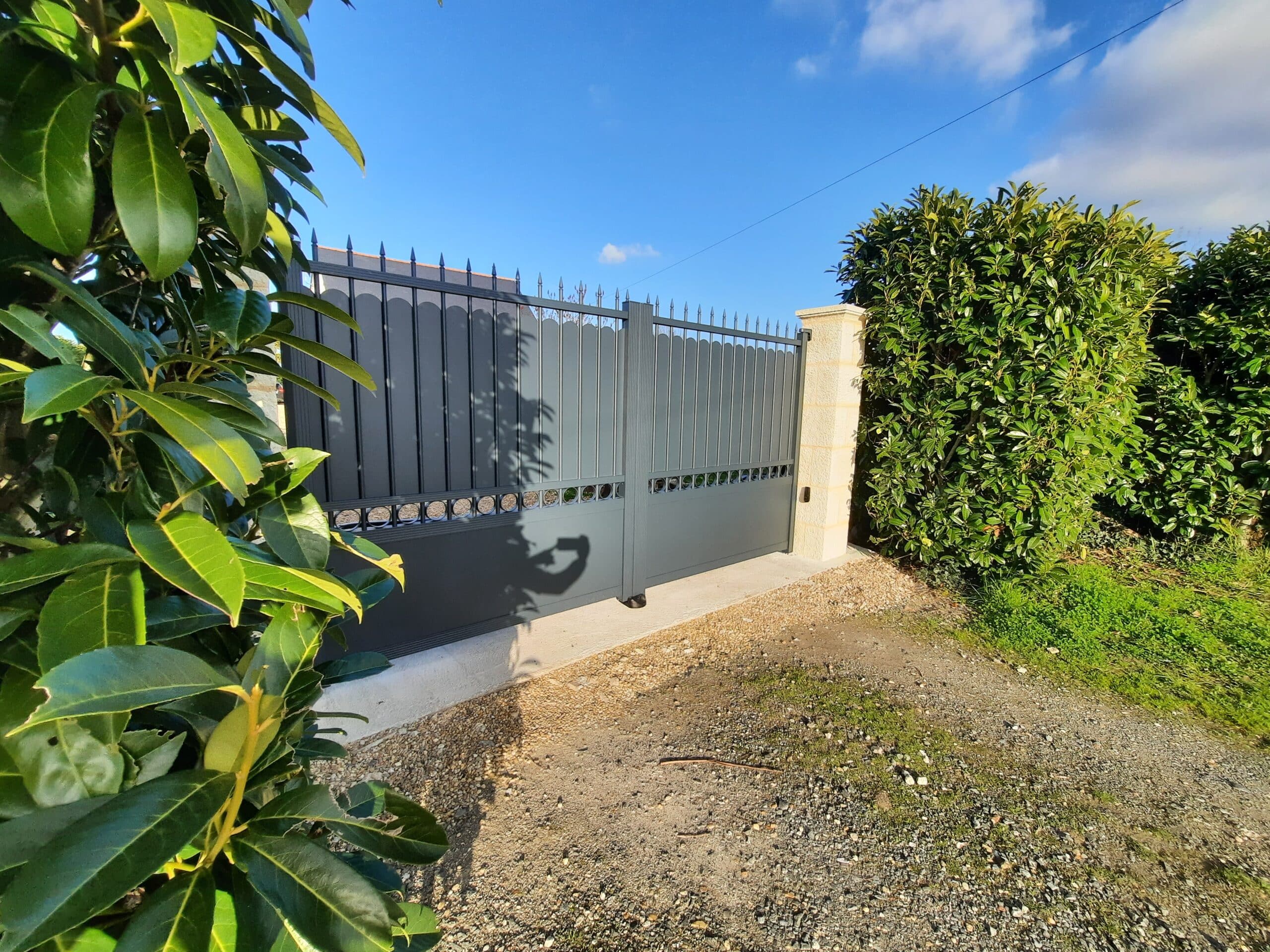 portail battant aluminium classique Corné 49630