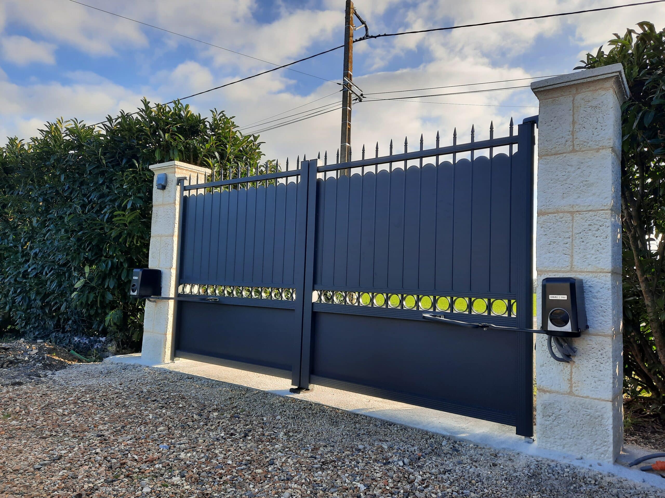 portail aluminium tôle festonnée Corné