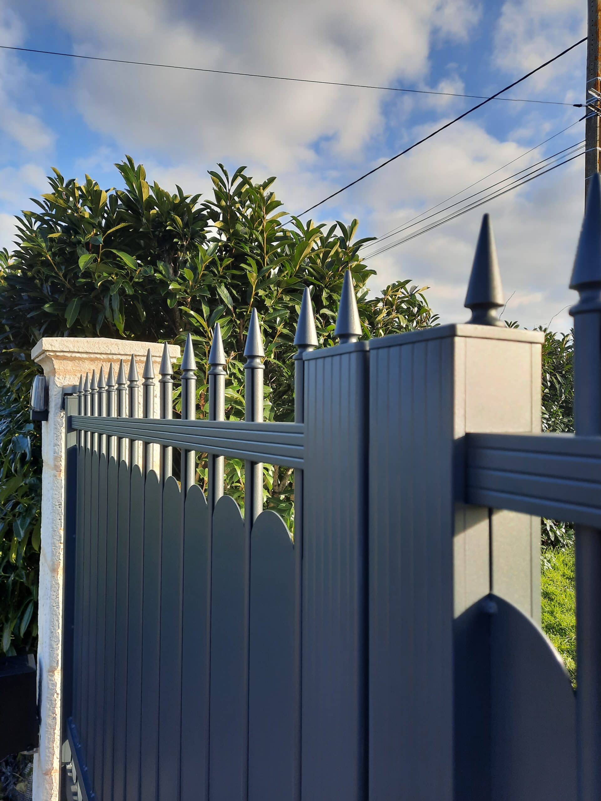 finitions portail aluminium classique Corné