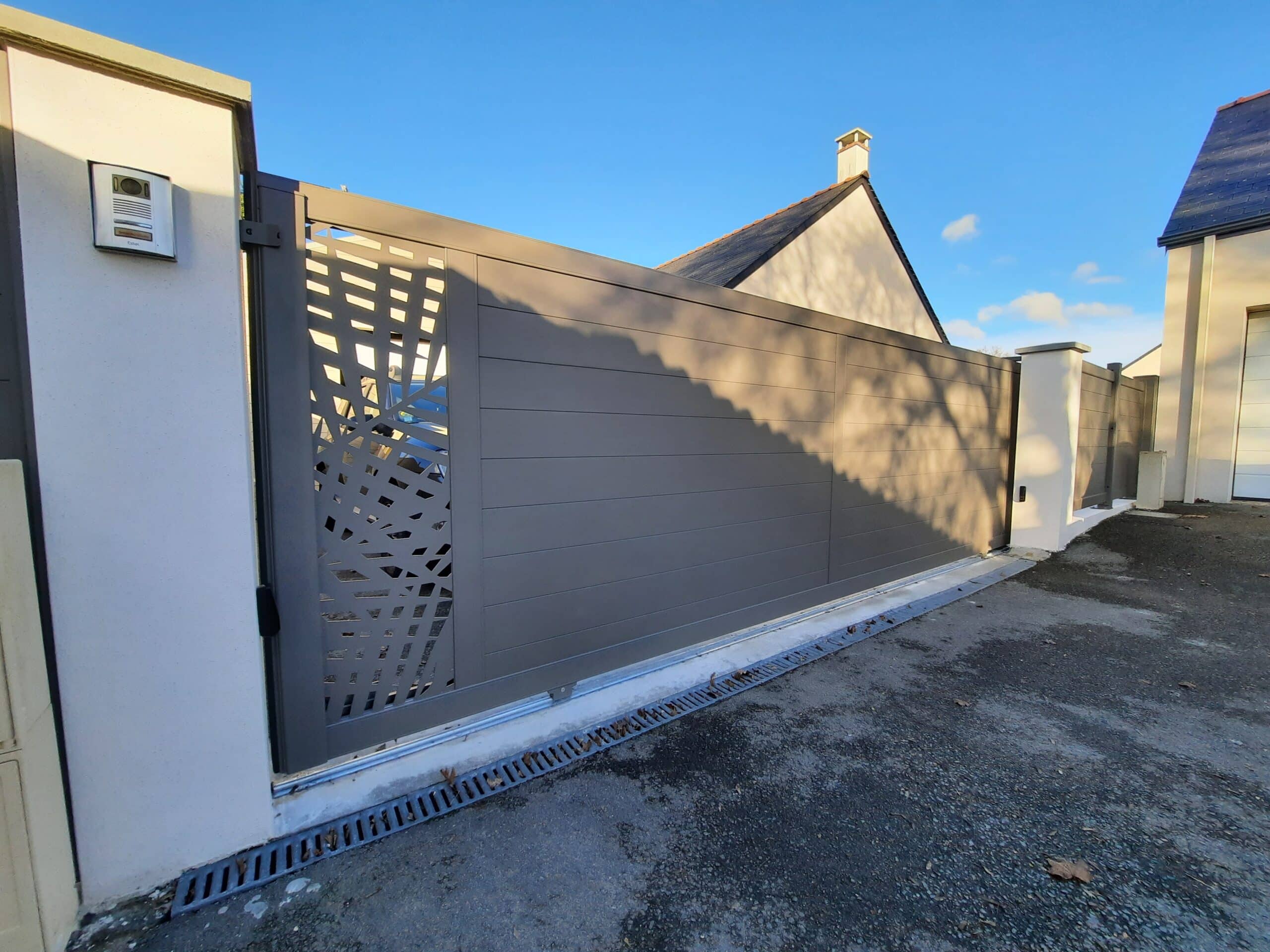 Portail aluminium moderne à Saint-Martin-du-Fouilloux