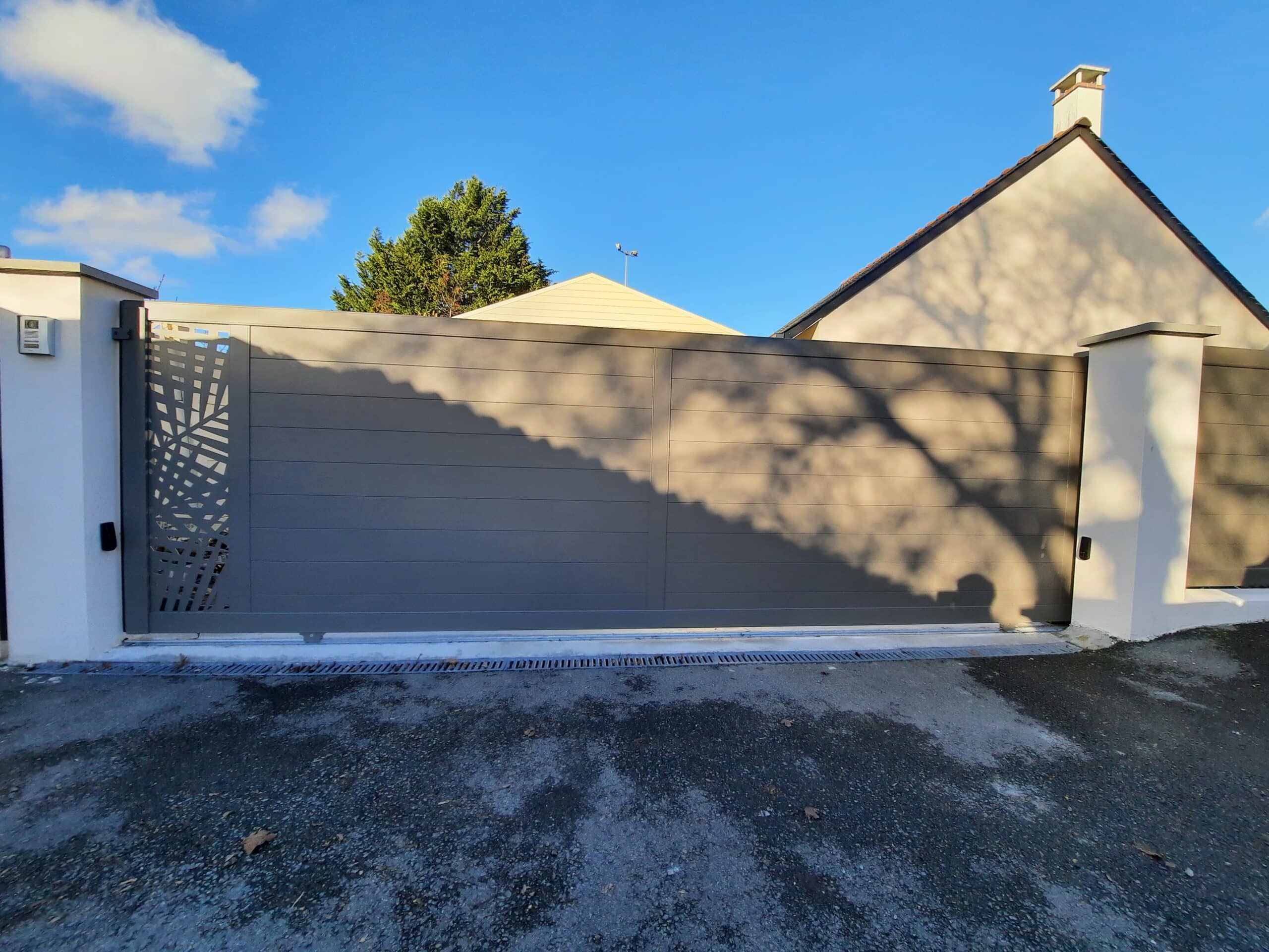 Portail coulissant aluminium sur mesure à Saint-Martin-du-Fouilloux