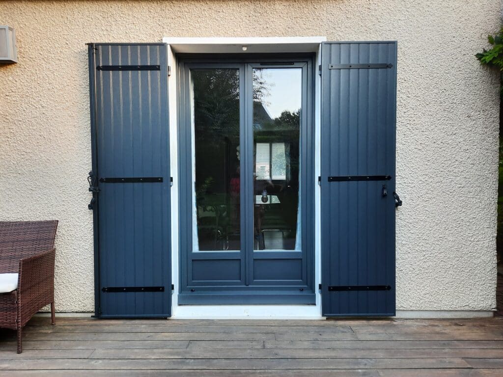 Fenêtre PVC gris anthracite avec volets battants à Angers