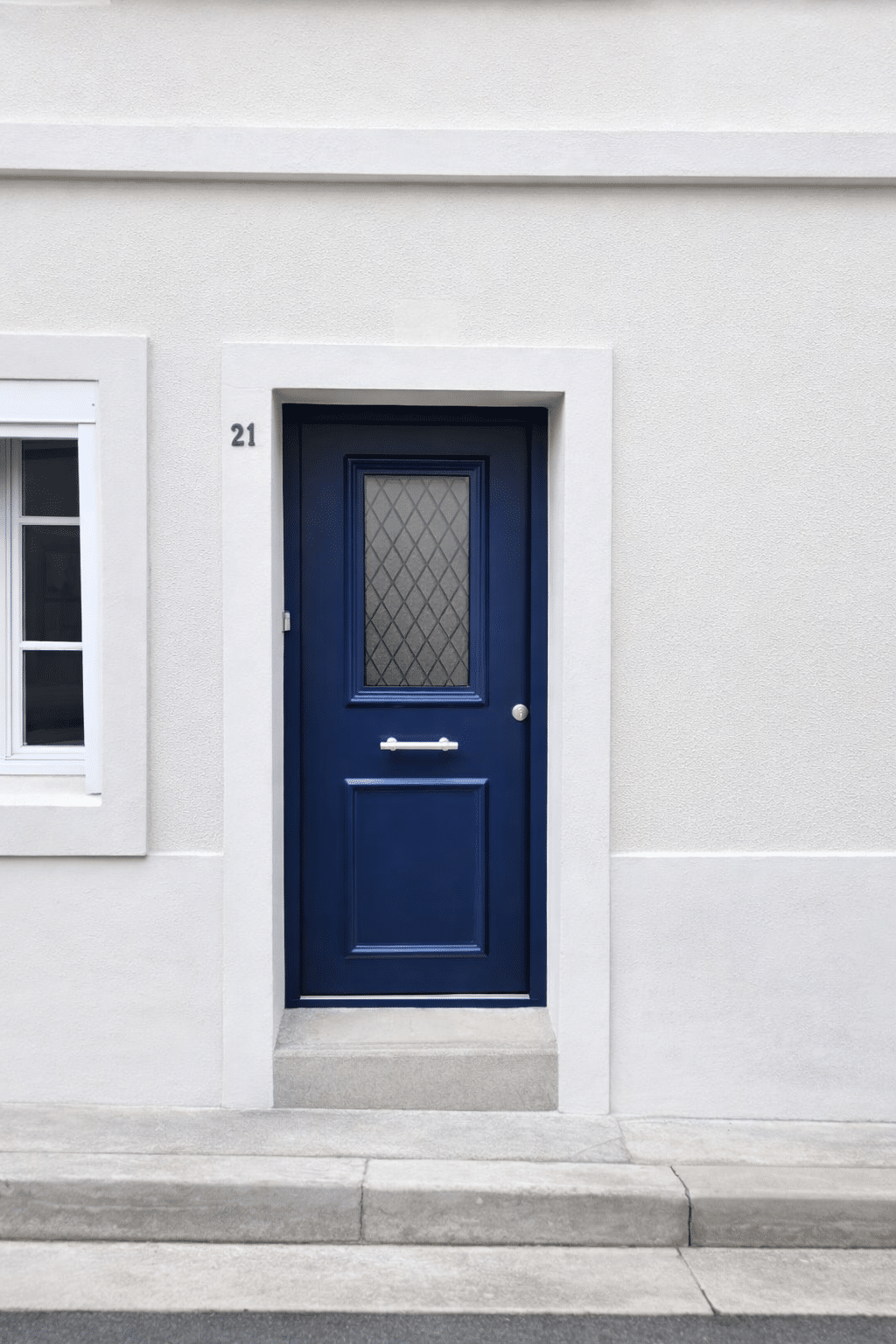 Porte d’entrée aluminium bleue avec vitrage décoratif dans une maison à Angers
