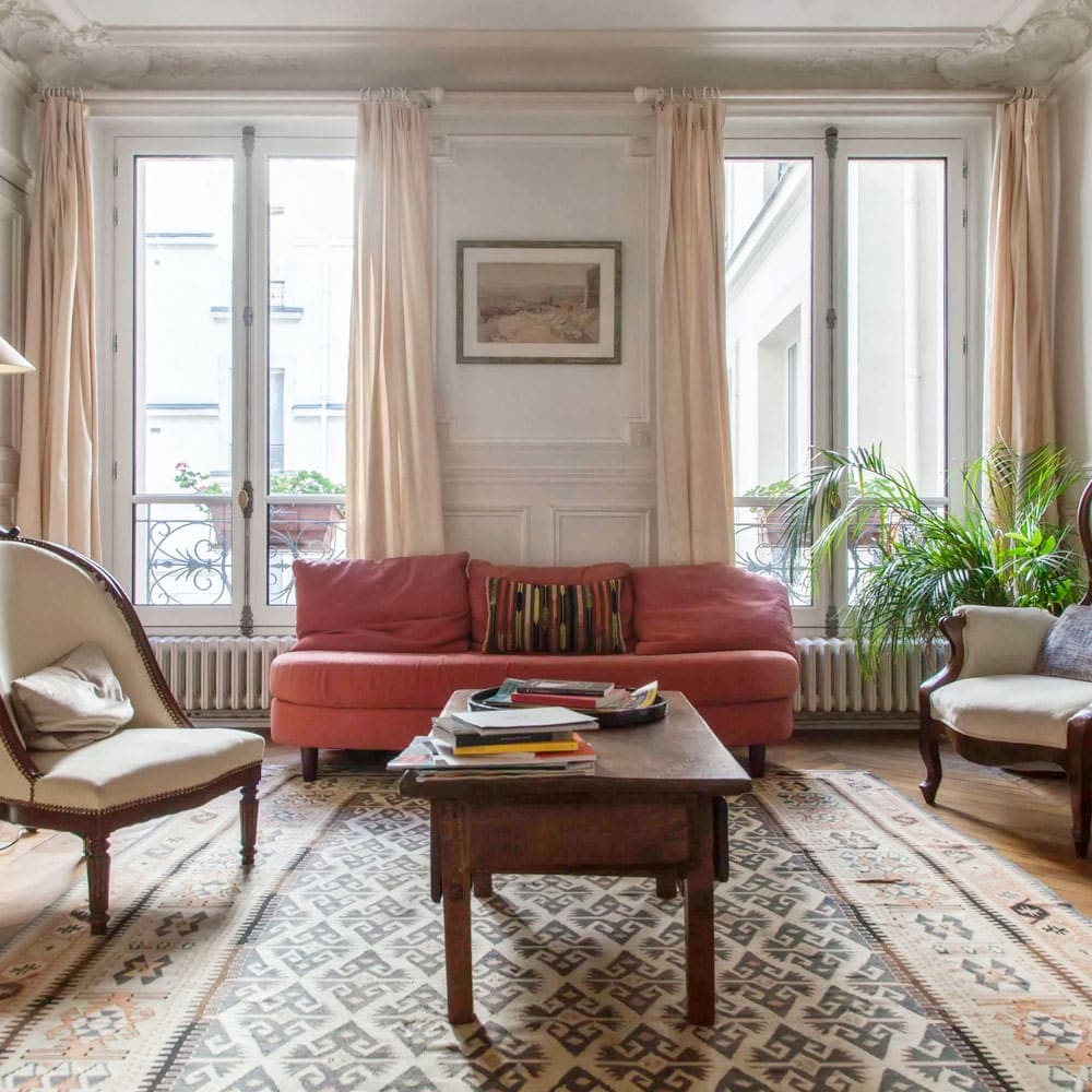 Fenêtres en bois avec volets intérieurs dans un appartement à Angers