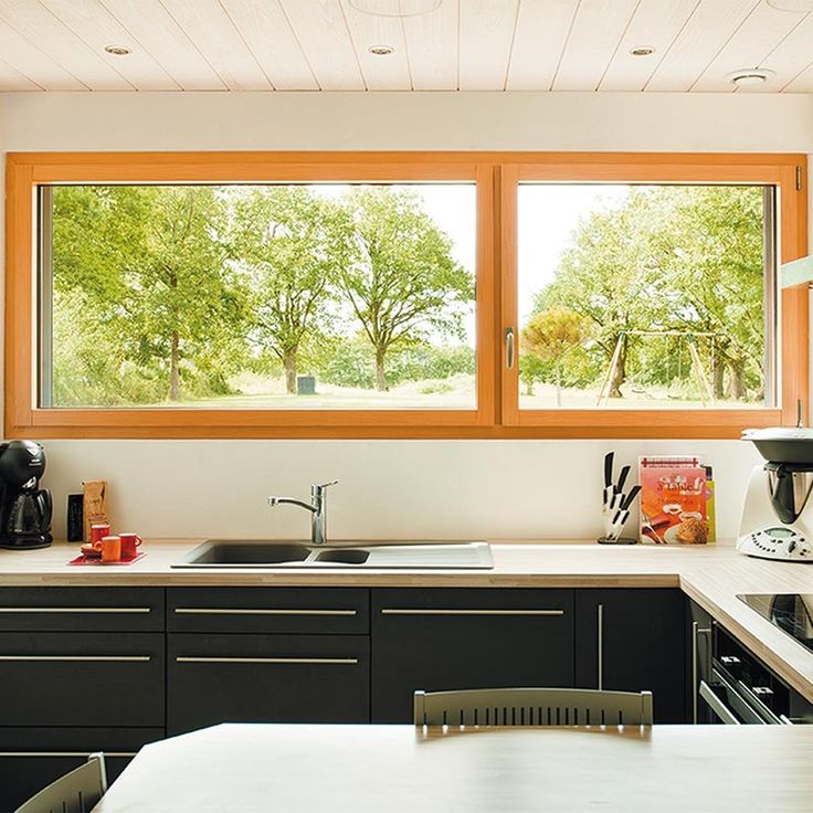 Fenêtre mixte bois intérieur aluminium extérieur dans une cuisine à Angers