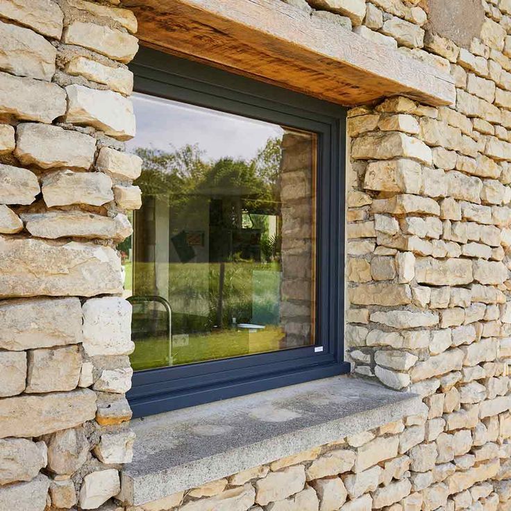 Fenêtre mixte bois intérieur et aluminium extérieur sur façade en pierre à Angers