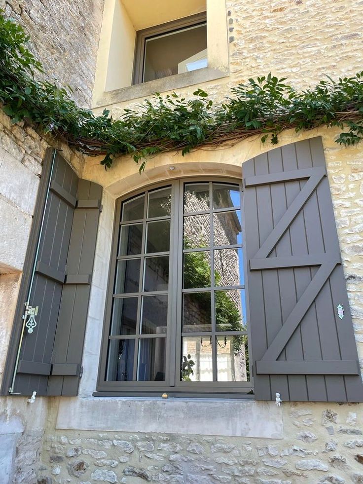 Fenêtre mixte bois intérieur aluminium extérieur avec volets battants à Angers