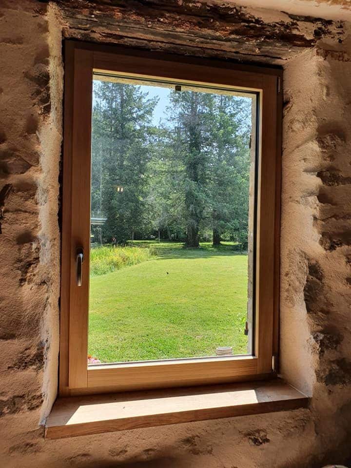 Fenêtre mixte avec finition bois intérieur dans une maison à Angers