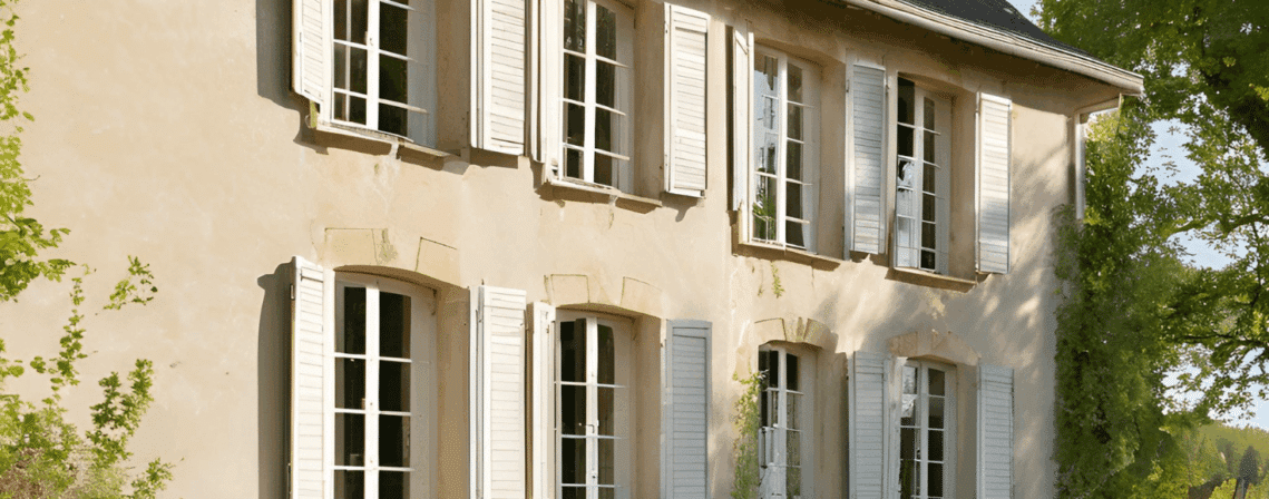 Façade de maison avec fenêtres en bois blanches à Angers