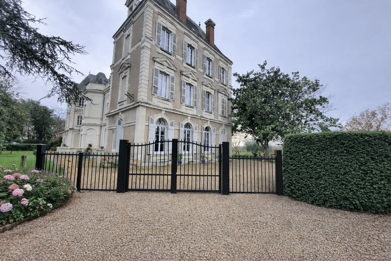 Portail classique aluminium noir à Cantenay-Épinard près d’Angers