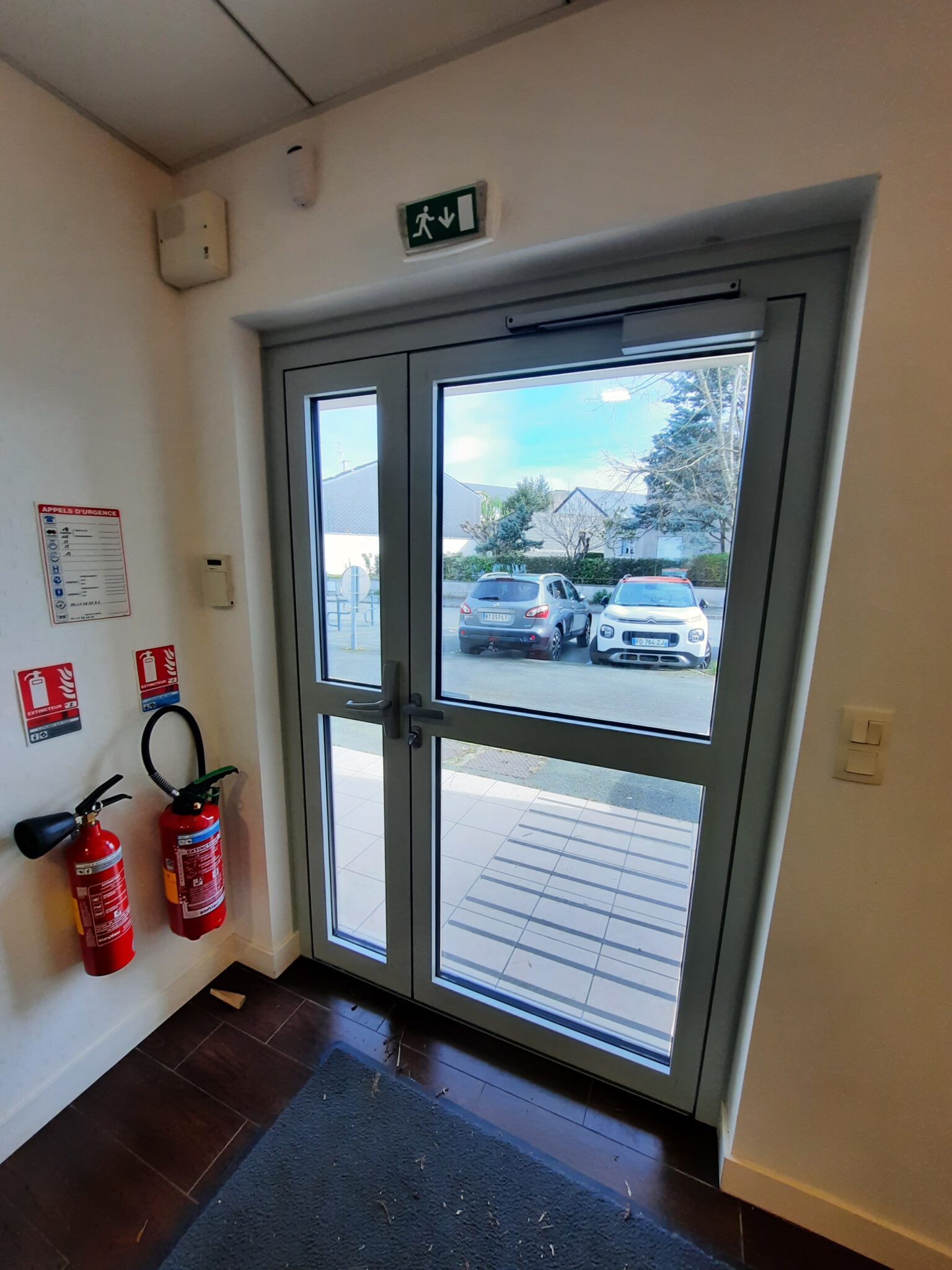 porte cabinet médical Angers usage intensif