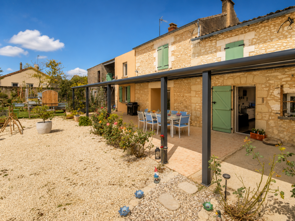 Pergola à toit fixe aluminium installée sur maison ancienne près de Saumur