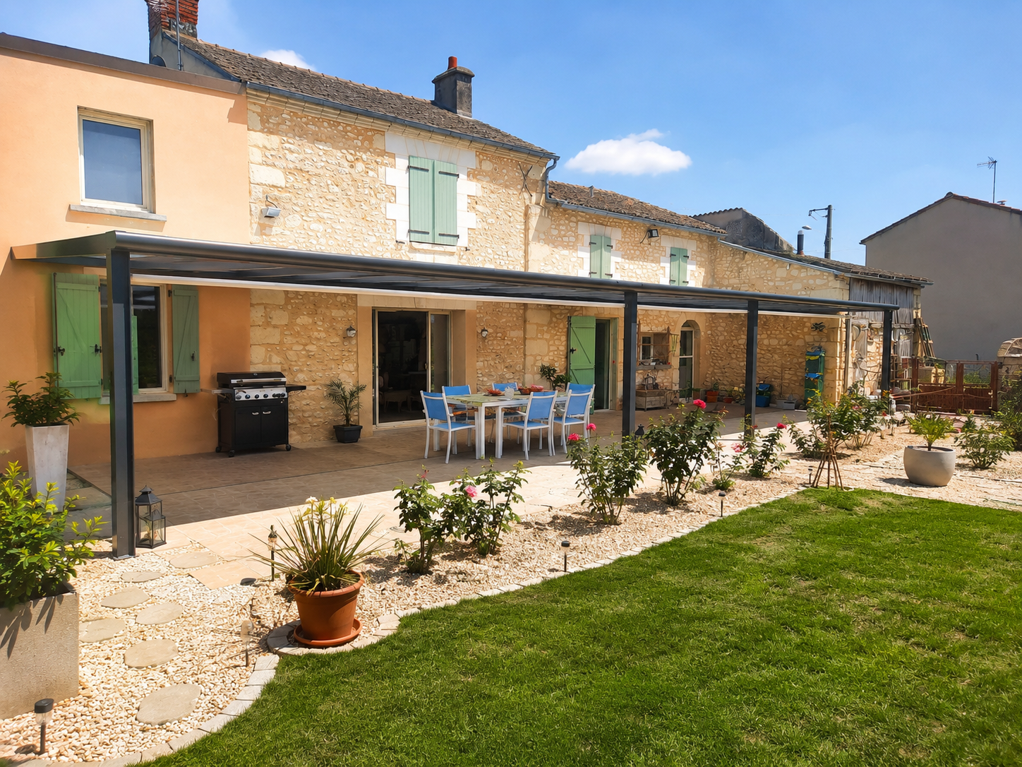 Pergola étanche aluminium à toiture fixe installée près de Saumur sur une terrasse de 17 mètres