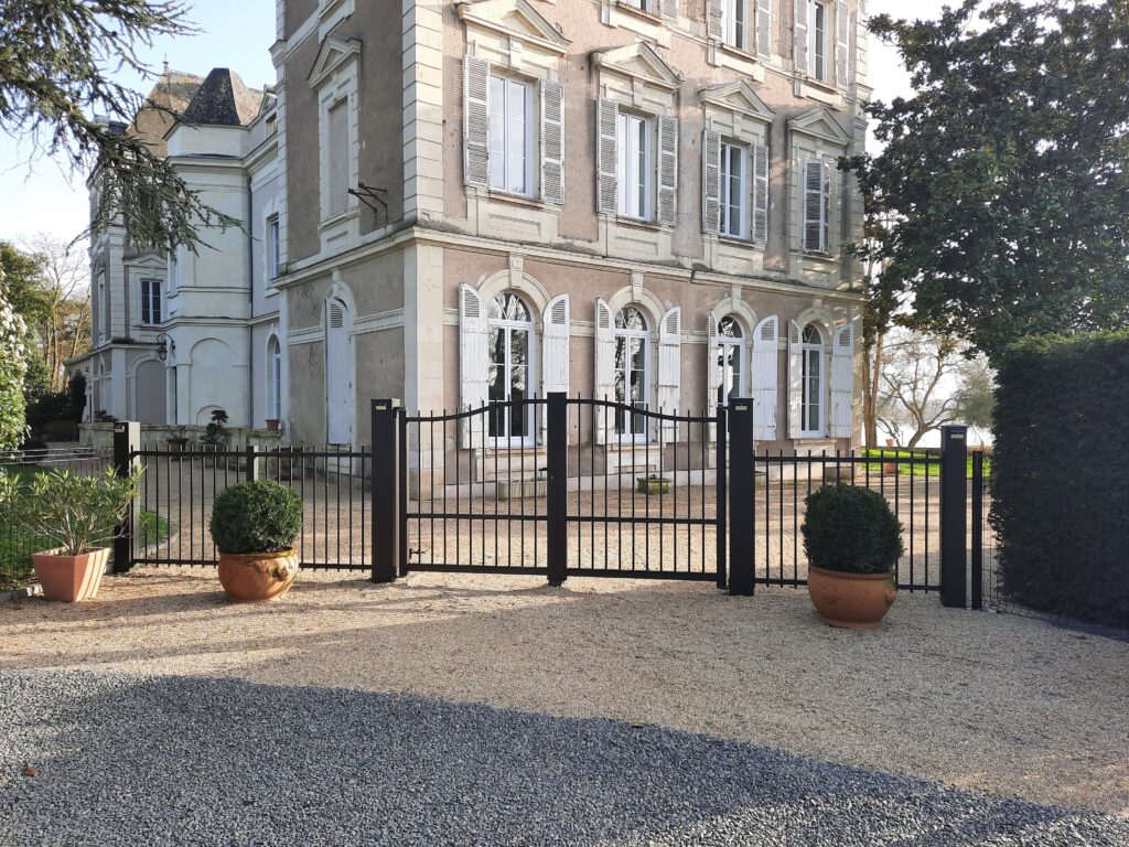 Portail aluminium barreaudé noir style fer forgé au Domaine de Châtillon à Cantenay-Épinard près d'Angers.