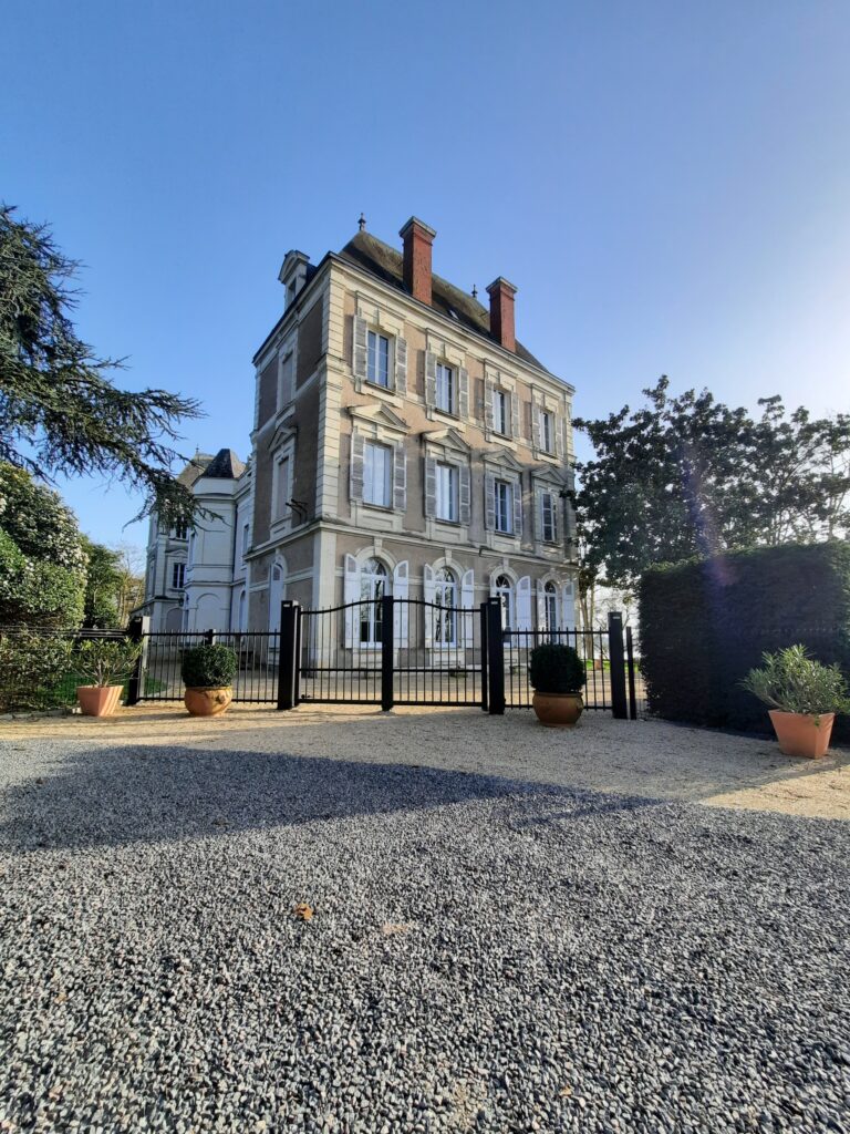 Portail aluminium haut de gamme installé devant le Domaine de Châtillon à Cantenay-Épinard près d'Angers.