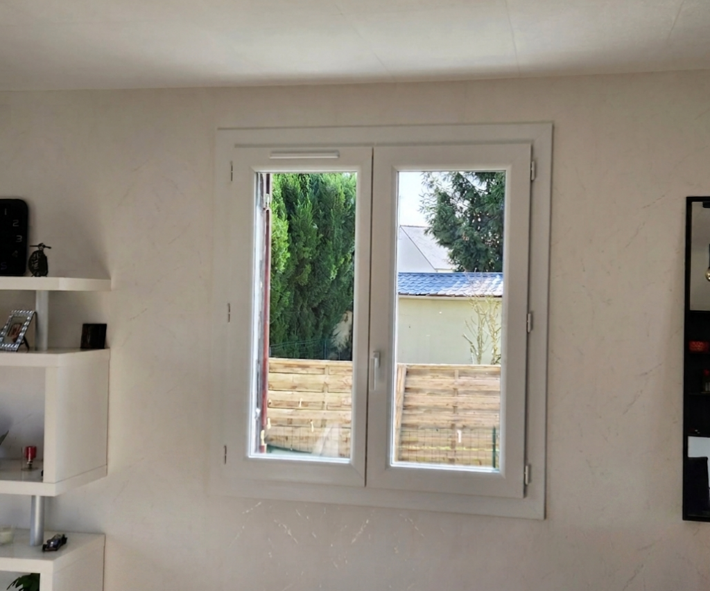 Pose d'une fenêtre en PVC blanche à Montilliers