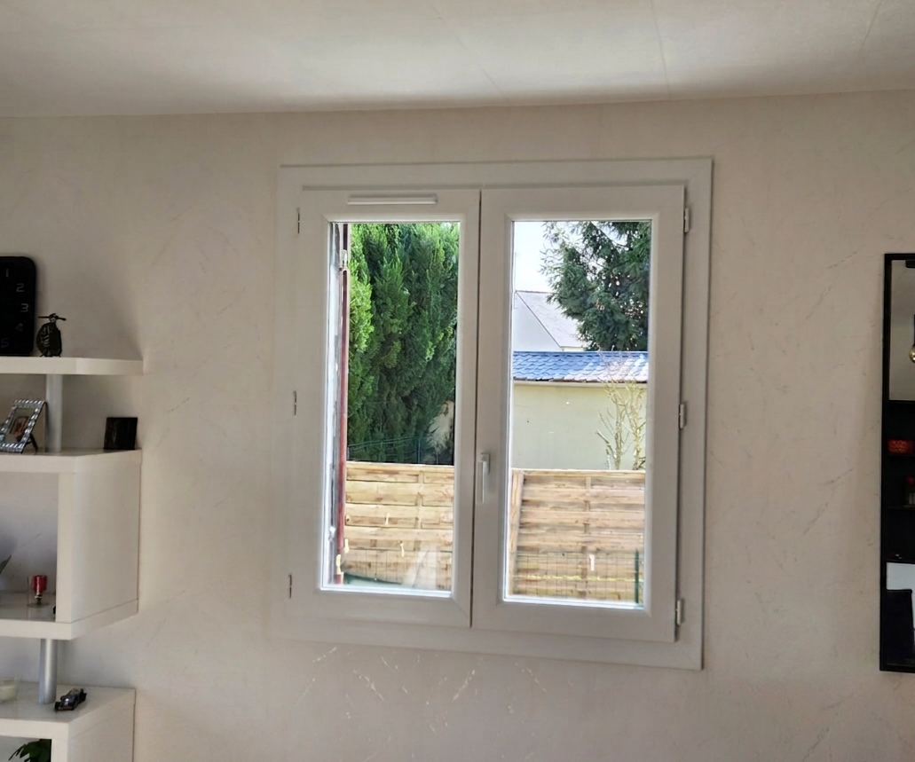 Pose d'une fenêtre en PVC blanche à Montilliers